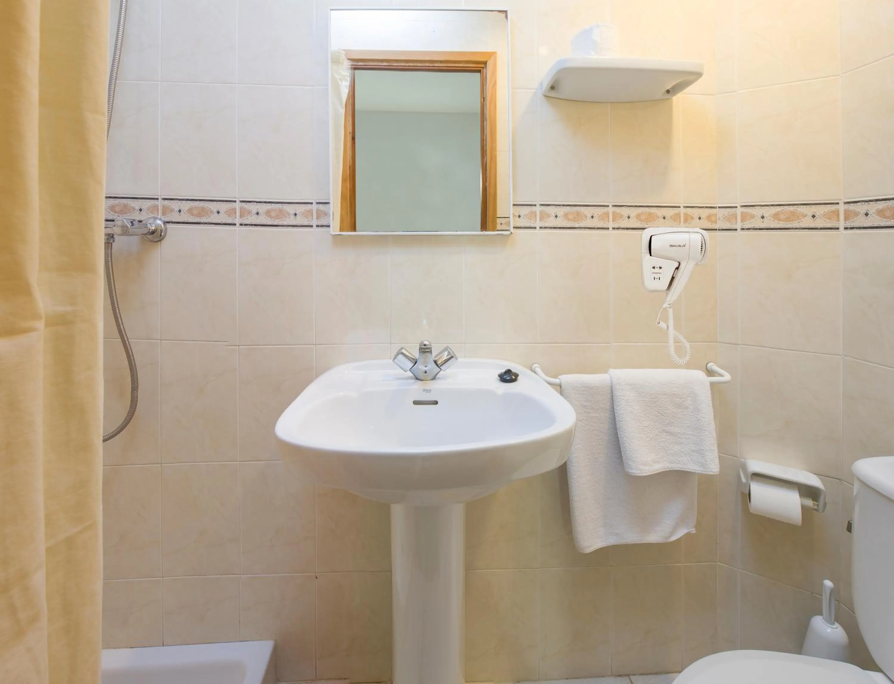 Shower in Hostal Alicante