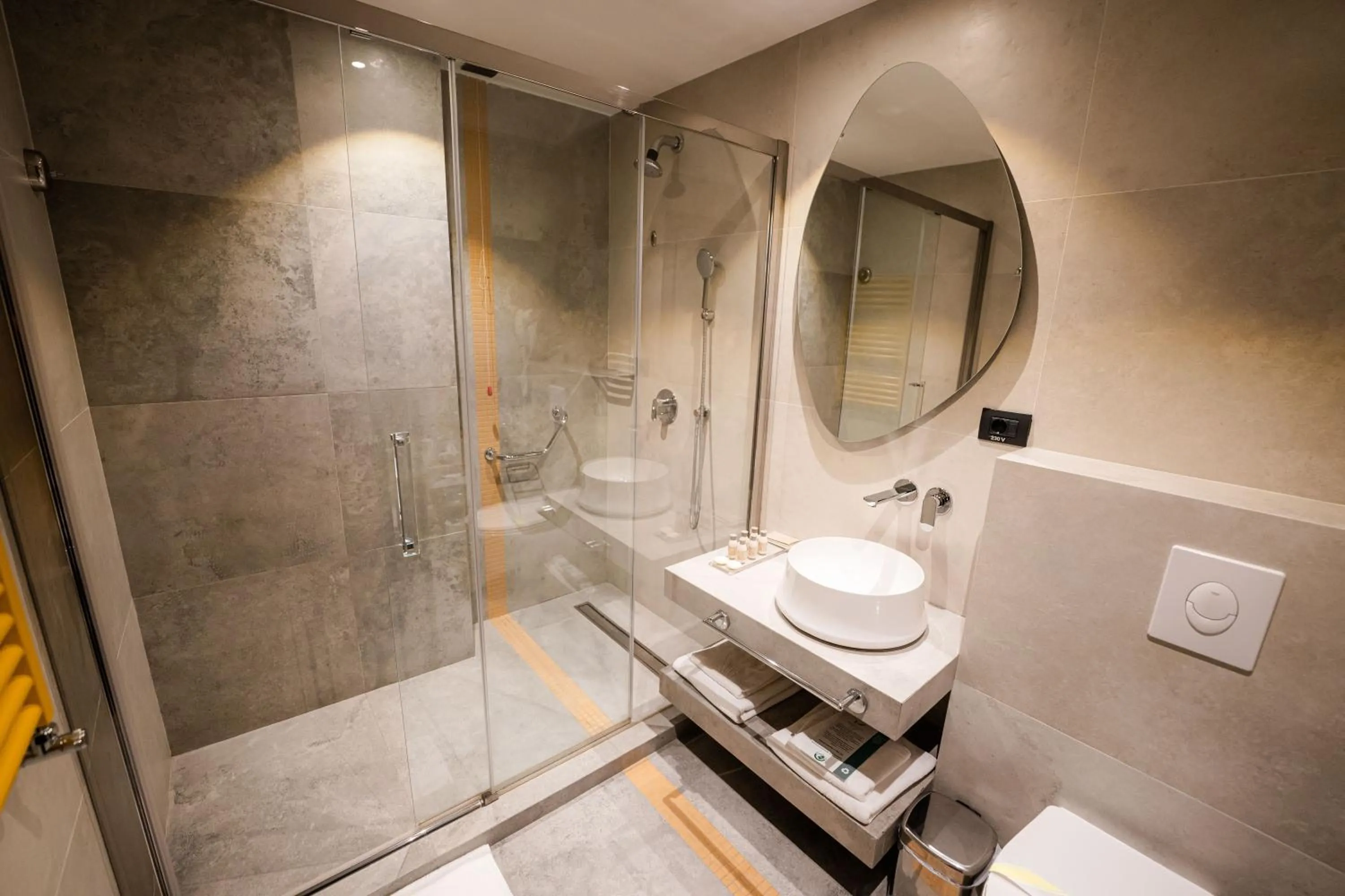 Shower in Mandachi Hotel & SPA