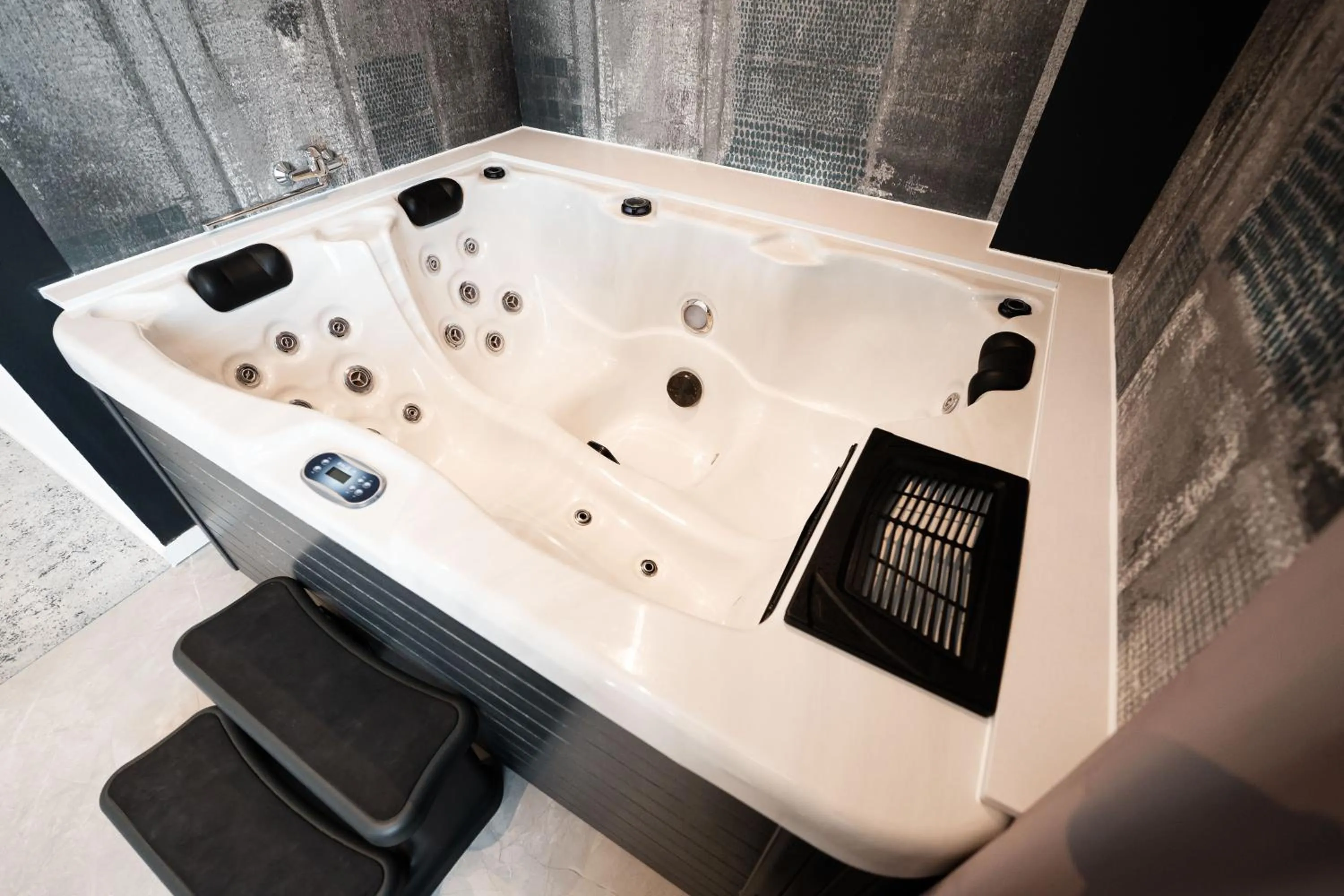 Hot Tub in Mandachi Hotel & SPA