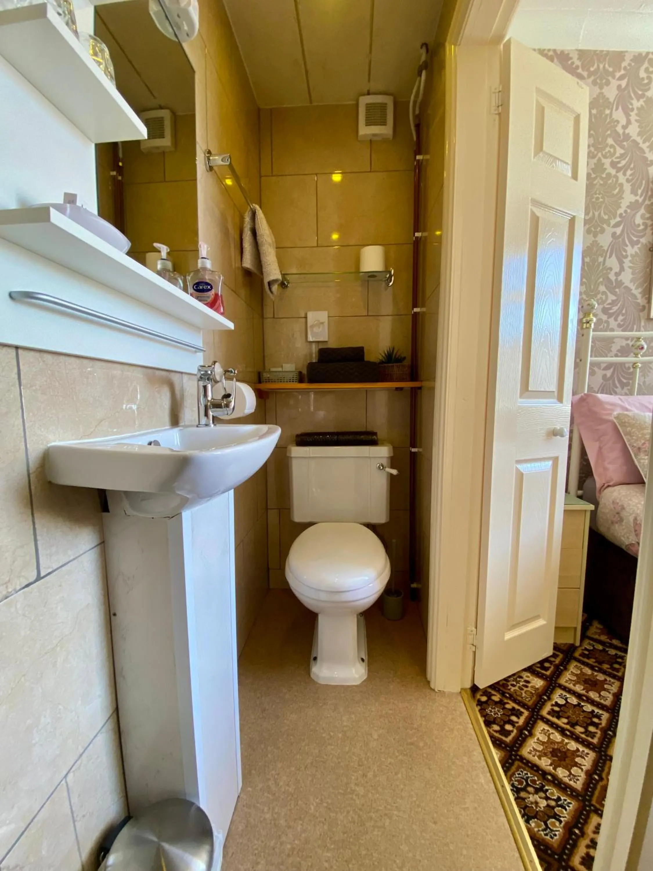 Bathroom in The Libra - Adults Only B&B with guaranteed carpark