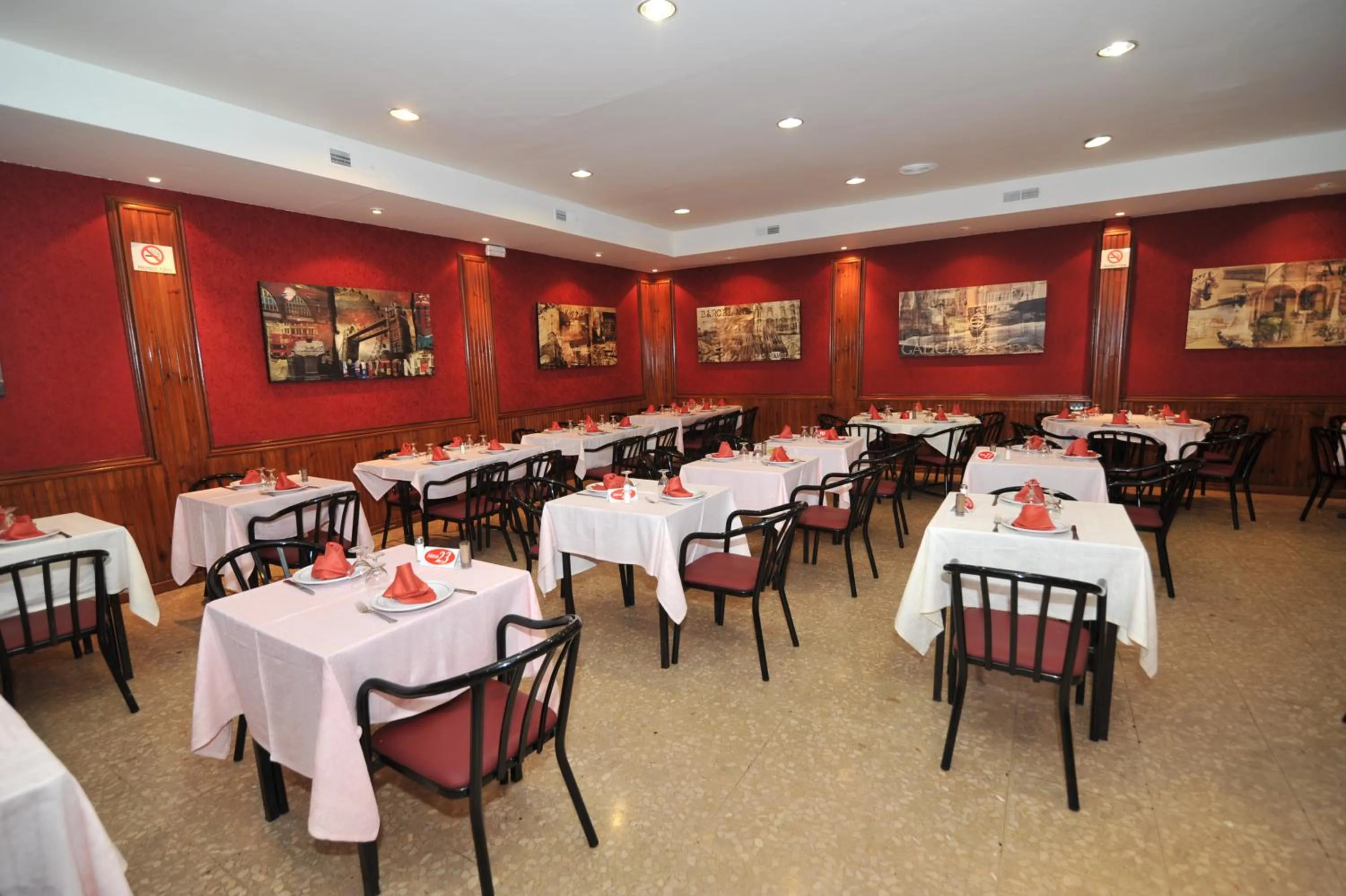 Restaurant/places to eat in Hostal Goyma III