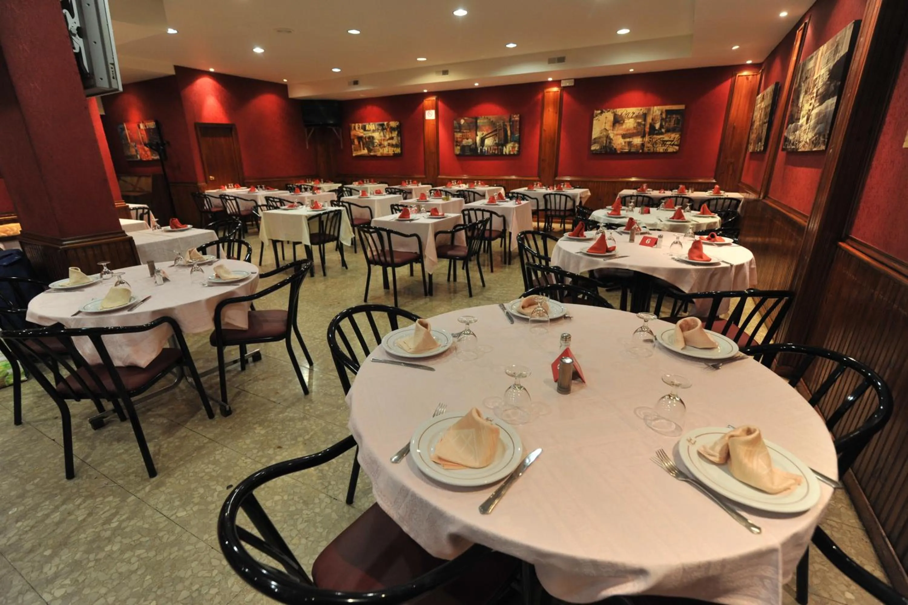 Restaurant/places to eat in Hostal Goyma III