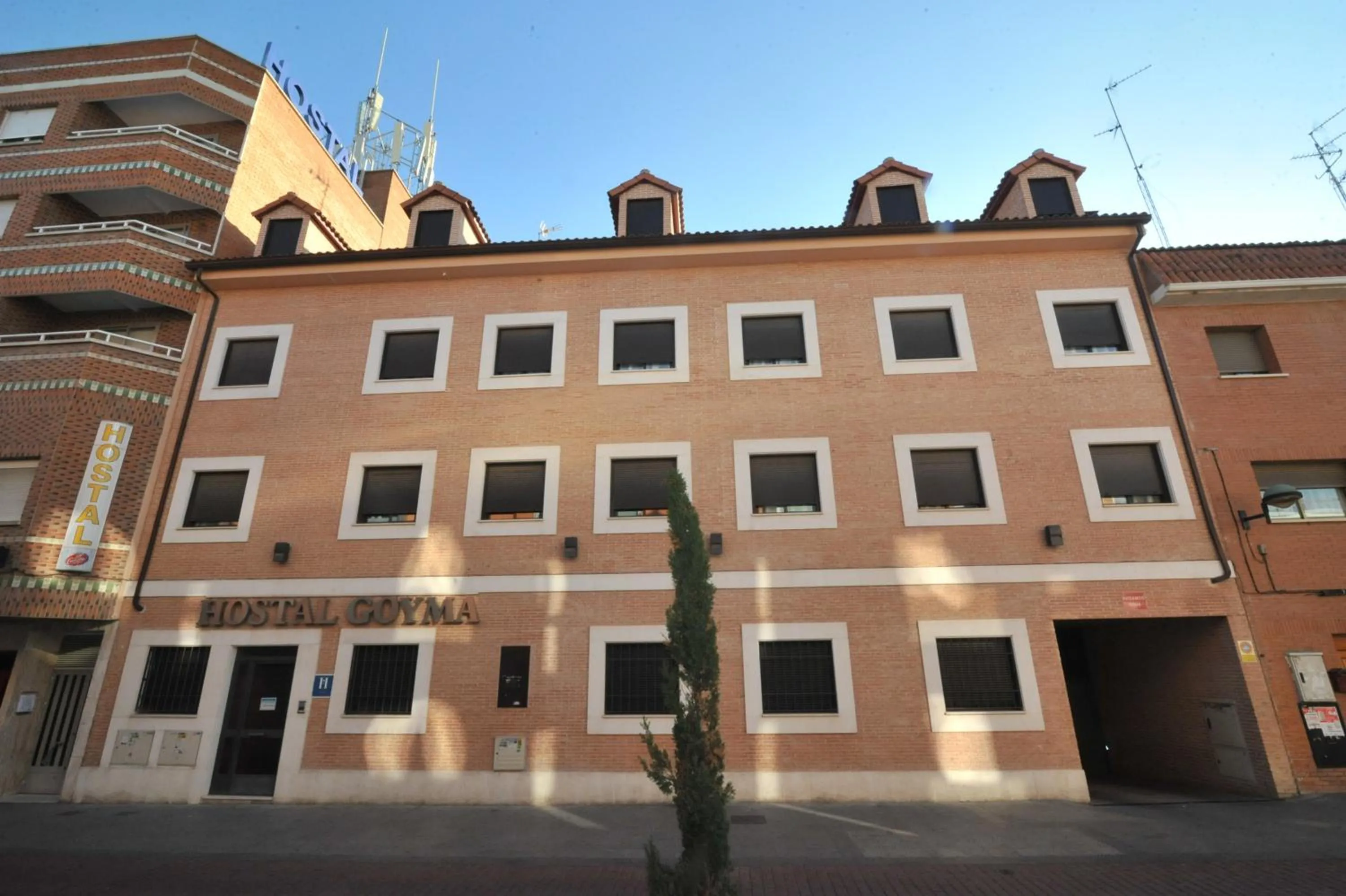 Facade/entrance in Hostal Goyma III
