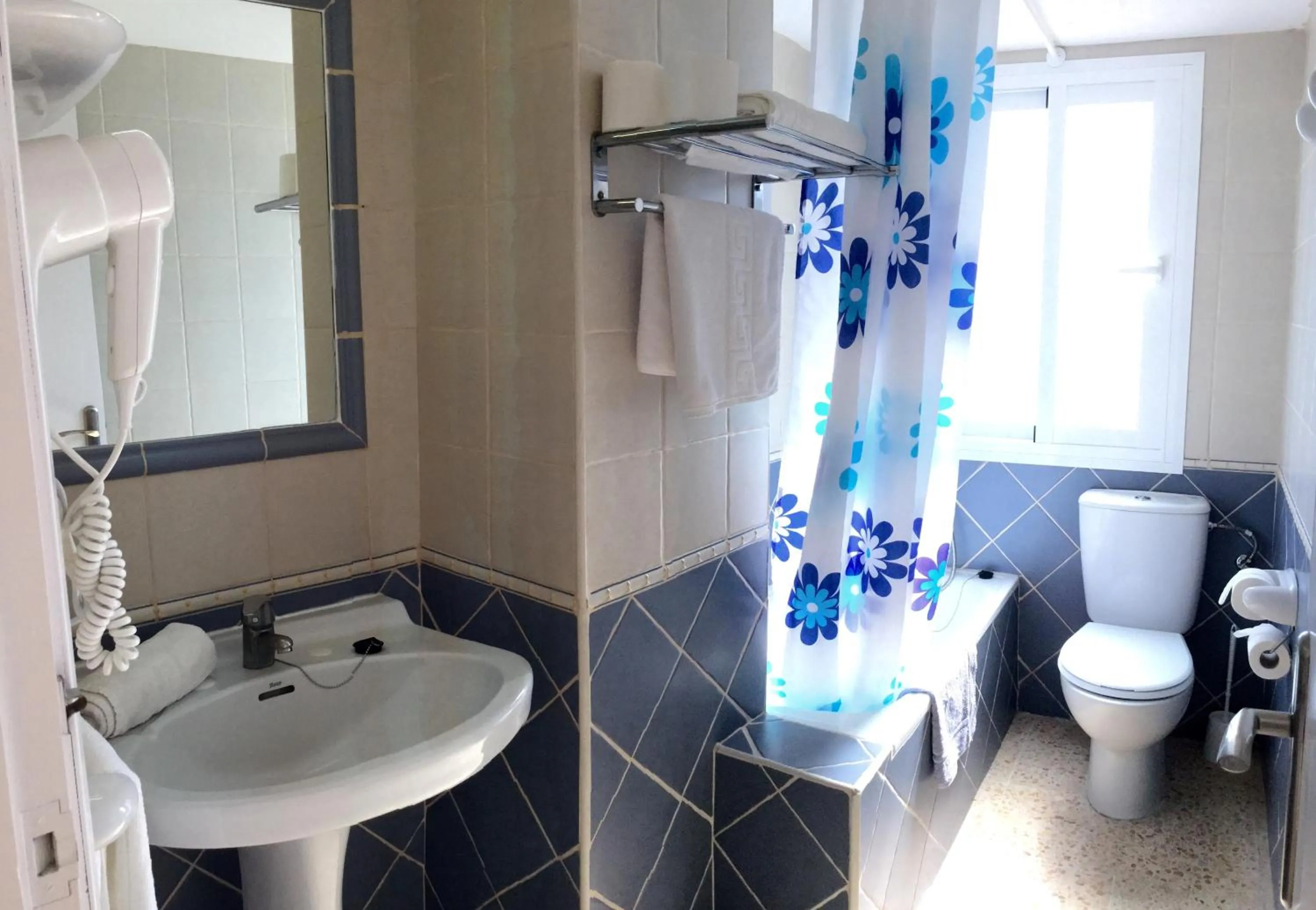 Bathroom in Apartamentos Alba