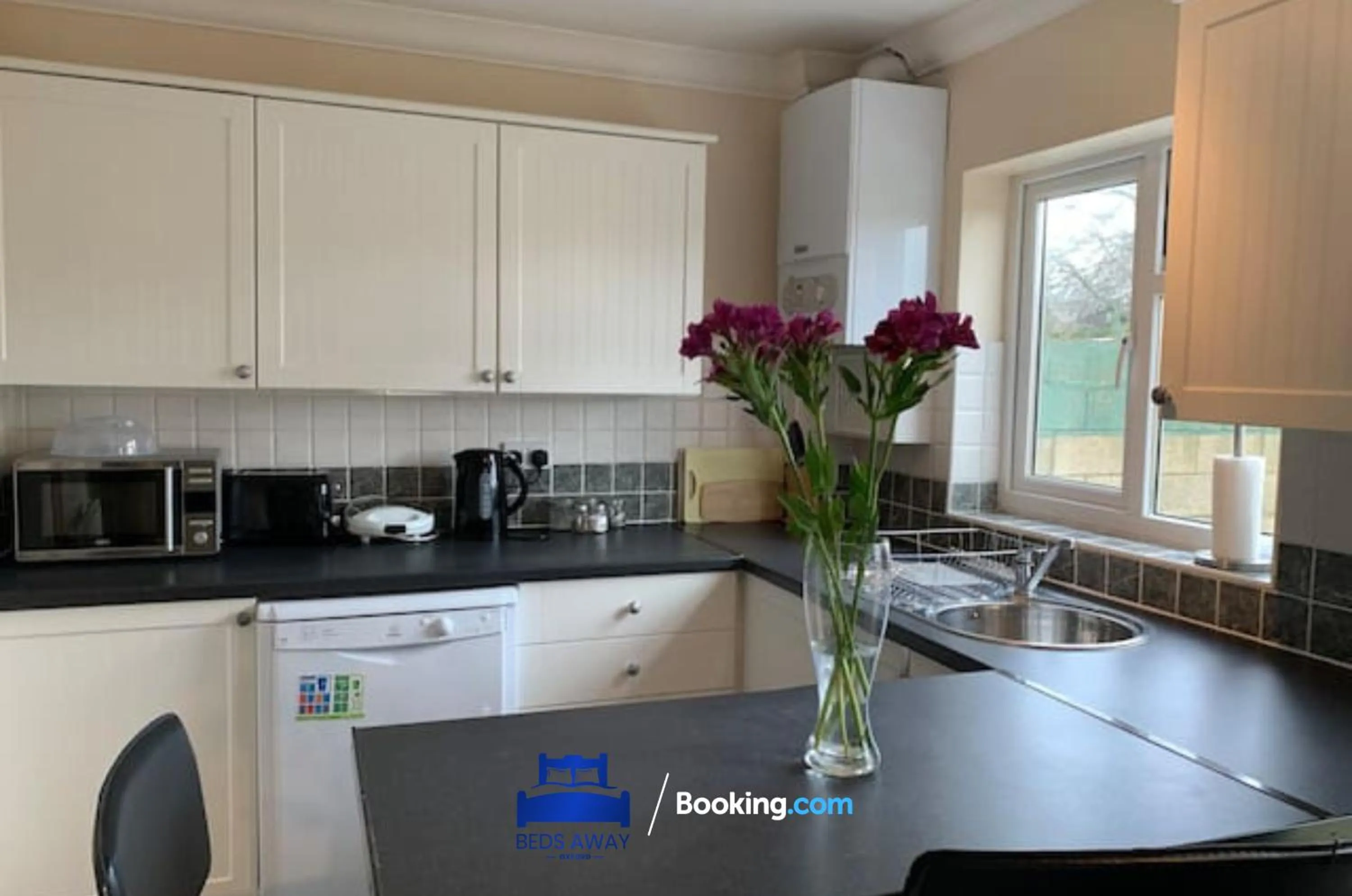 Kitchen or kitchenette in 3 Bedroom House For Contractors By Beds Away Short Lets & Serviced Accommodation Oxford With Free Parking for 2 Cars