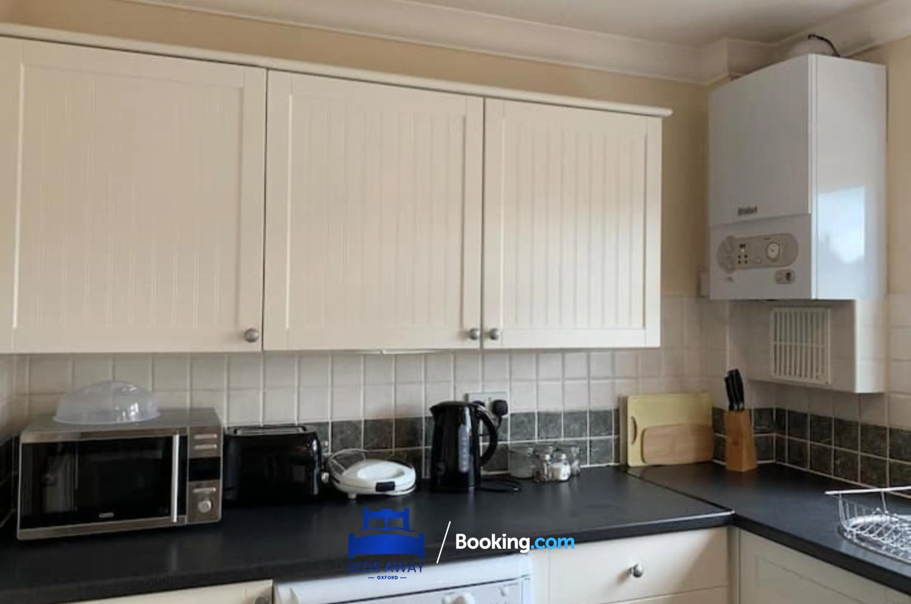 Kitchen or kitchenette in 3 Bedroom House For Contractors By Beds Away Short Lets & Serviced Accommodation Oxford With Free Parking for 2 Cars