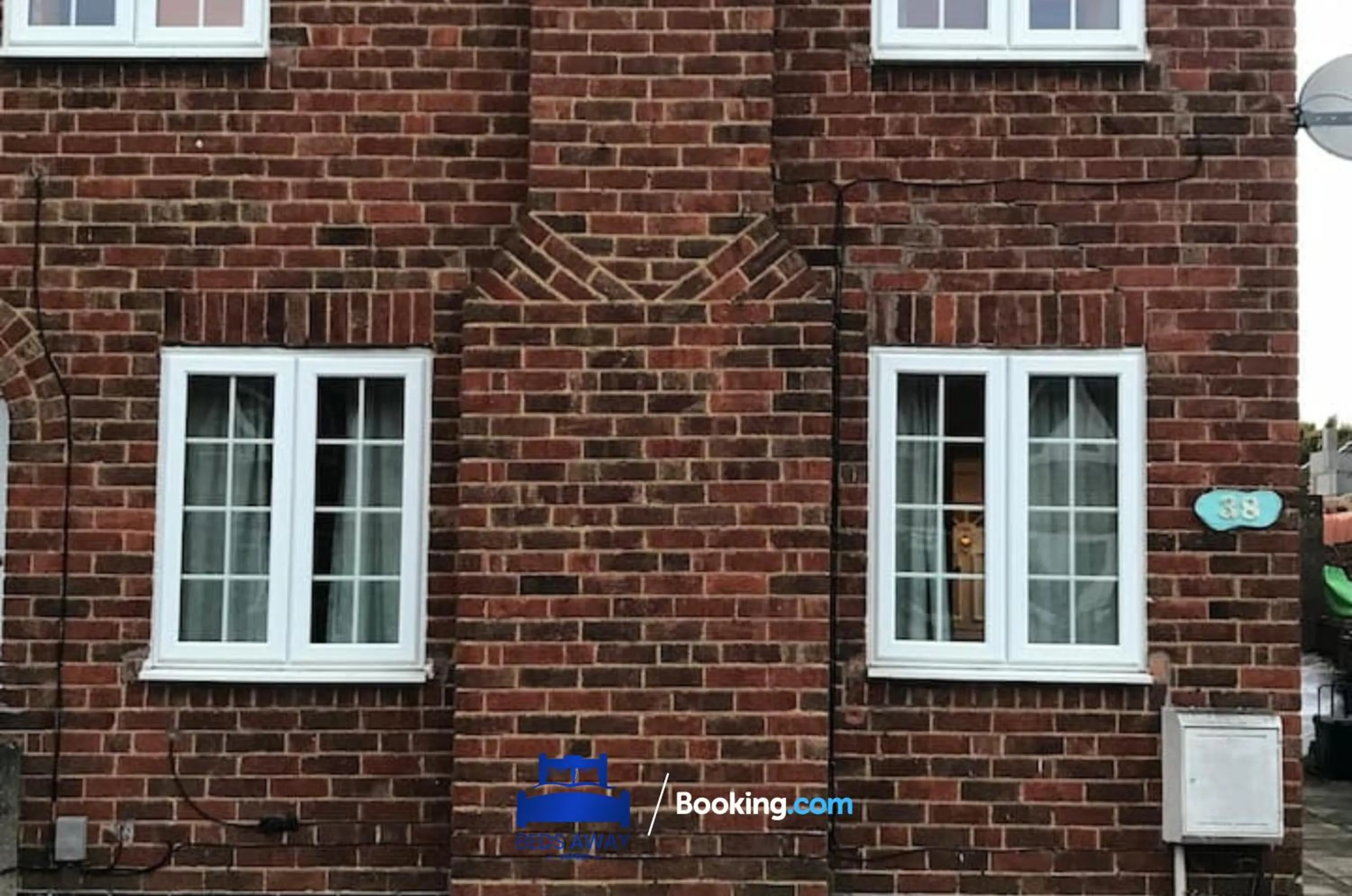 Property building in 3 Bedroom House For Contractors By Beds Away Short Lets & Serviced Accommodation Oxford With Free Parking for 2 Cars