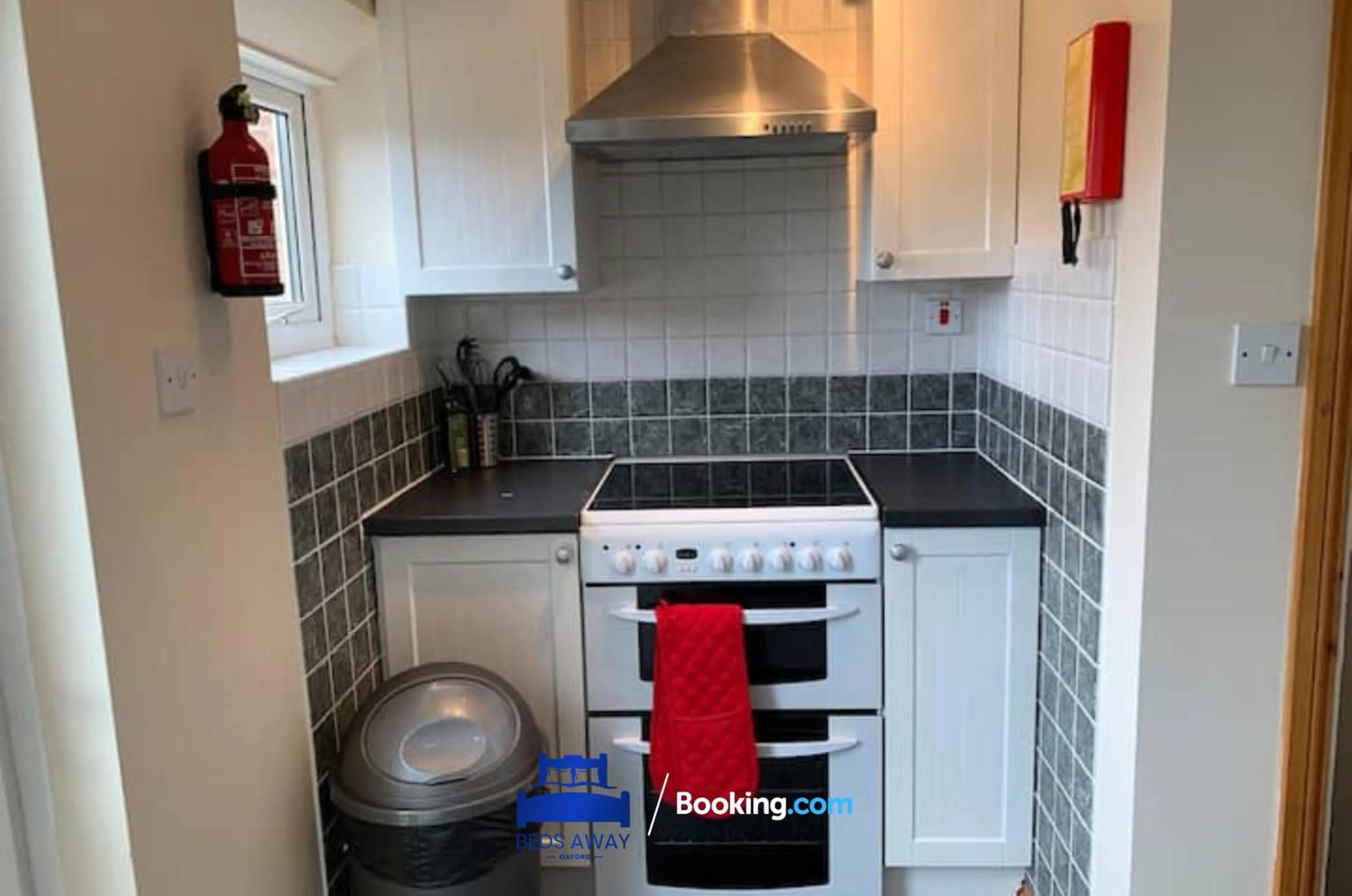 Kitchen or kitchenette in 3 Bedroom House For Contractors By Beds Away Short Lets & Serviced Accommodation Oxford With Free Parking for 2 Cars