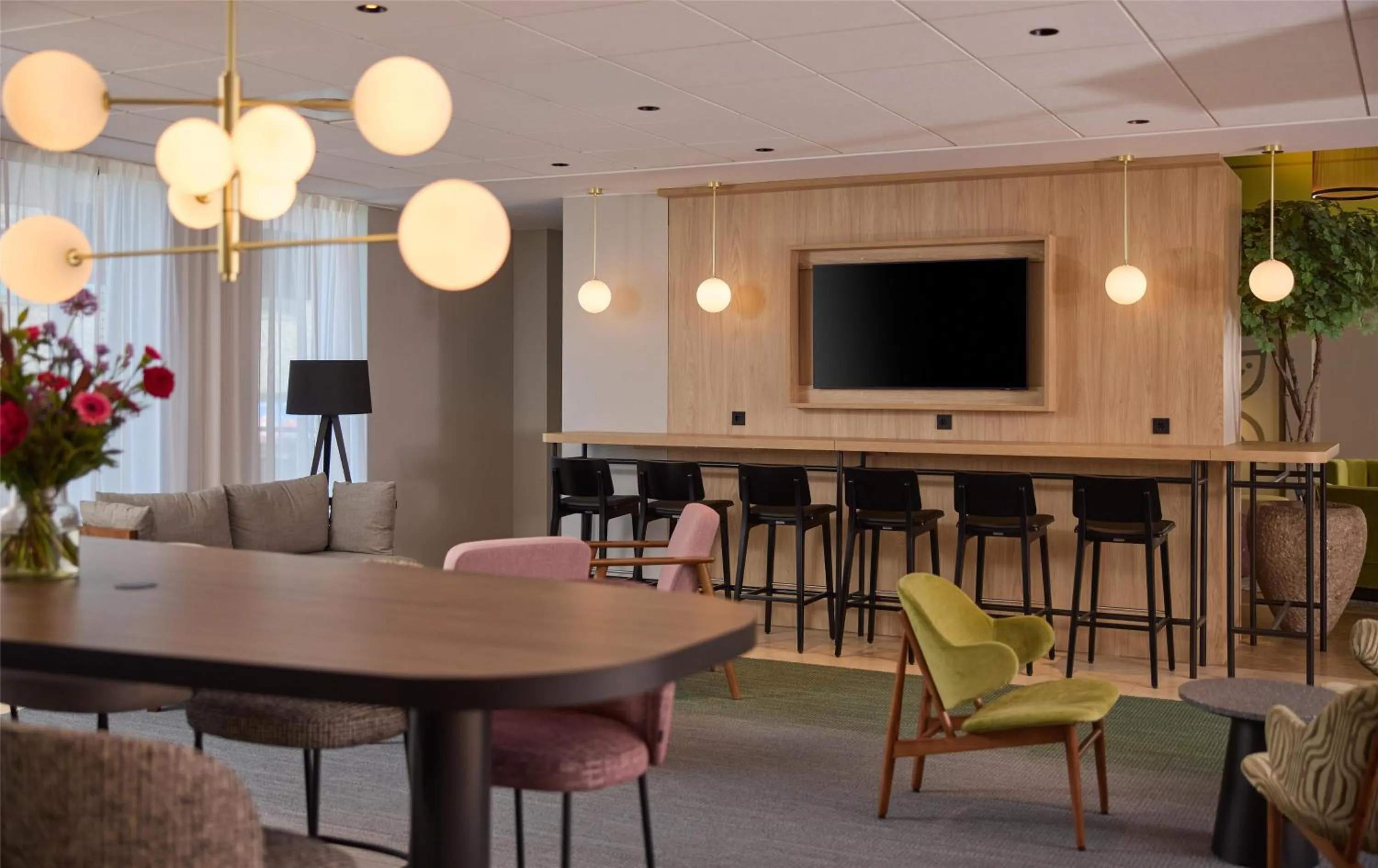 Lounge or bar in Hilton Garden Inn Leiden