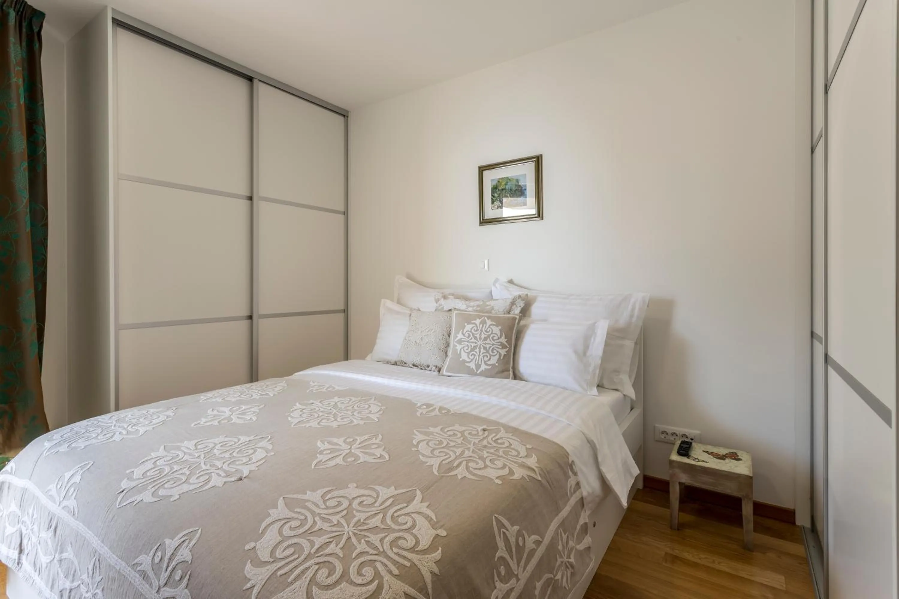 Bed in Adriatic Queen Rooms & Apartments