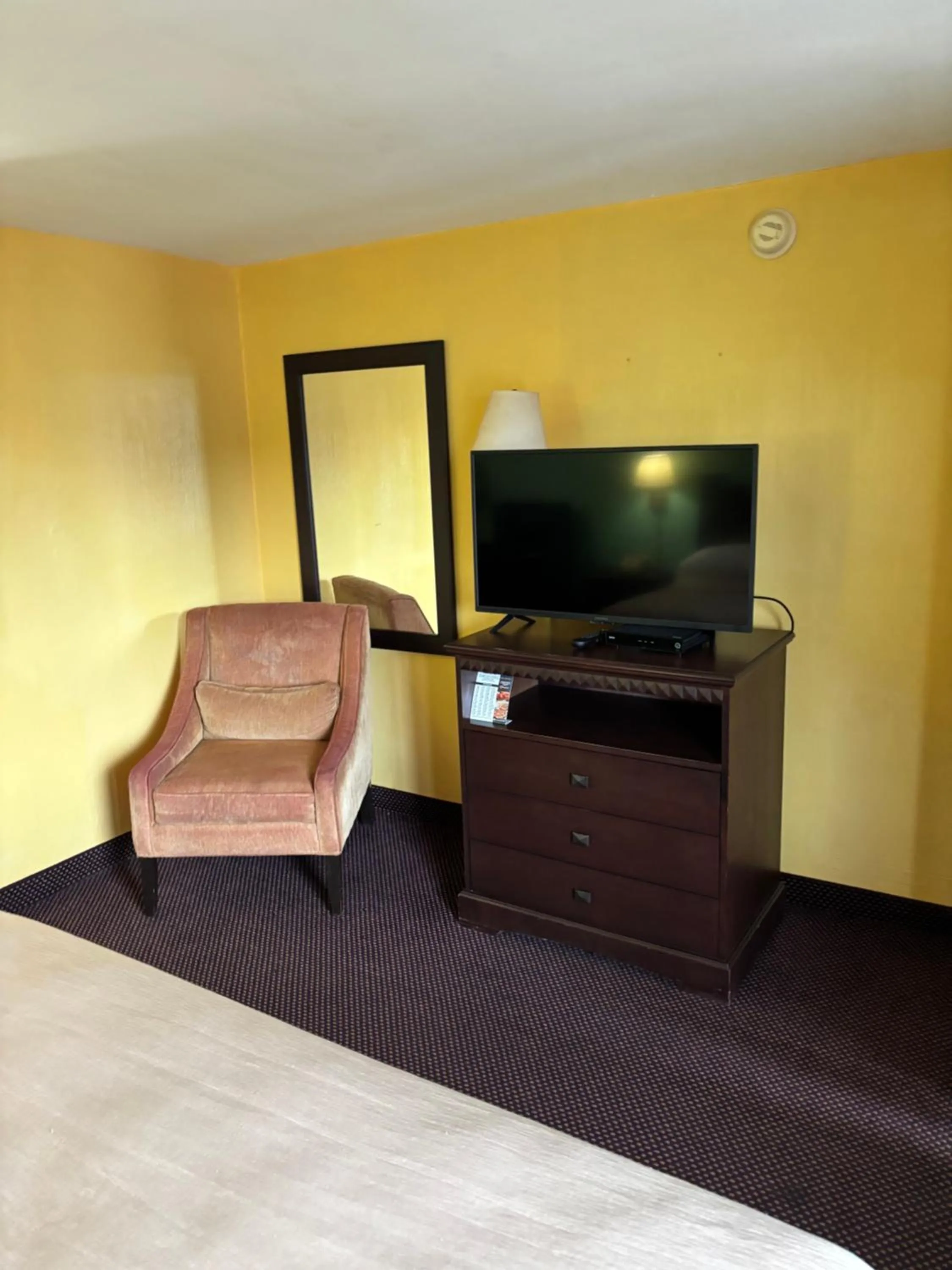 Bed in Budget Host Inn Somerset