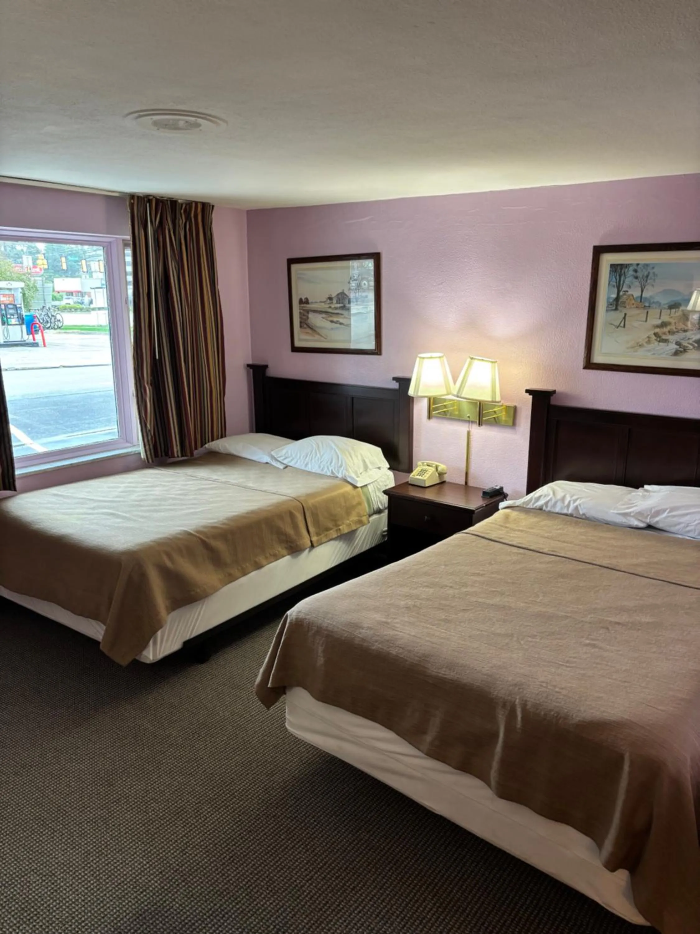 Bed in Budget Host Inn Somerset