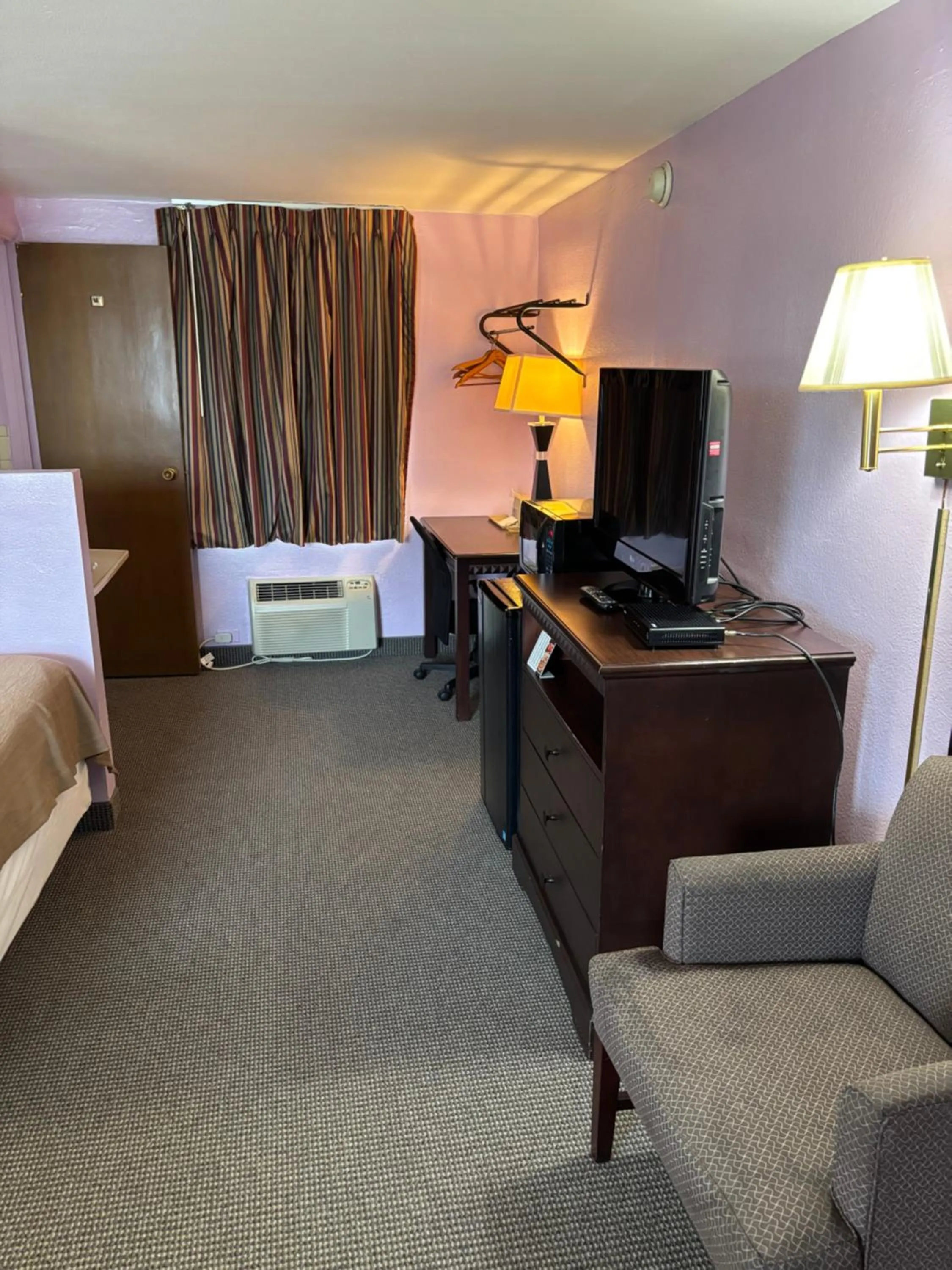 Bed in Budget Host Inn Somerset