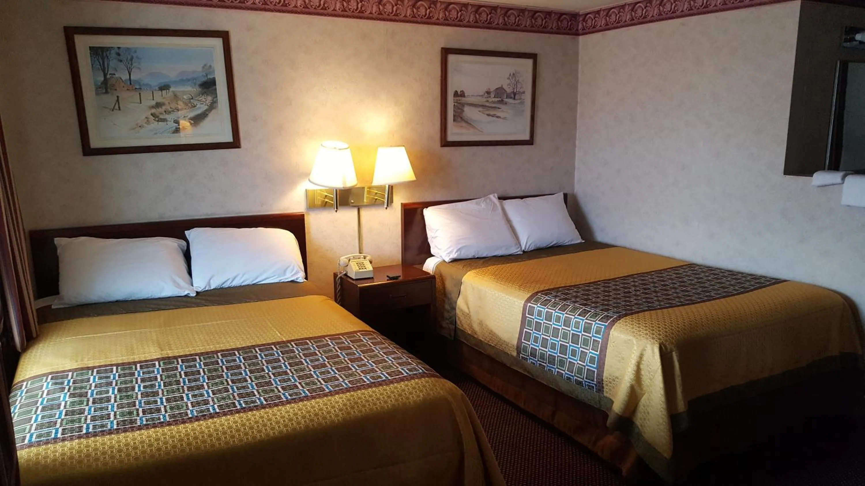 Bed in Budget Host Inn Somerset