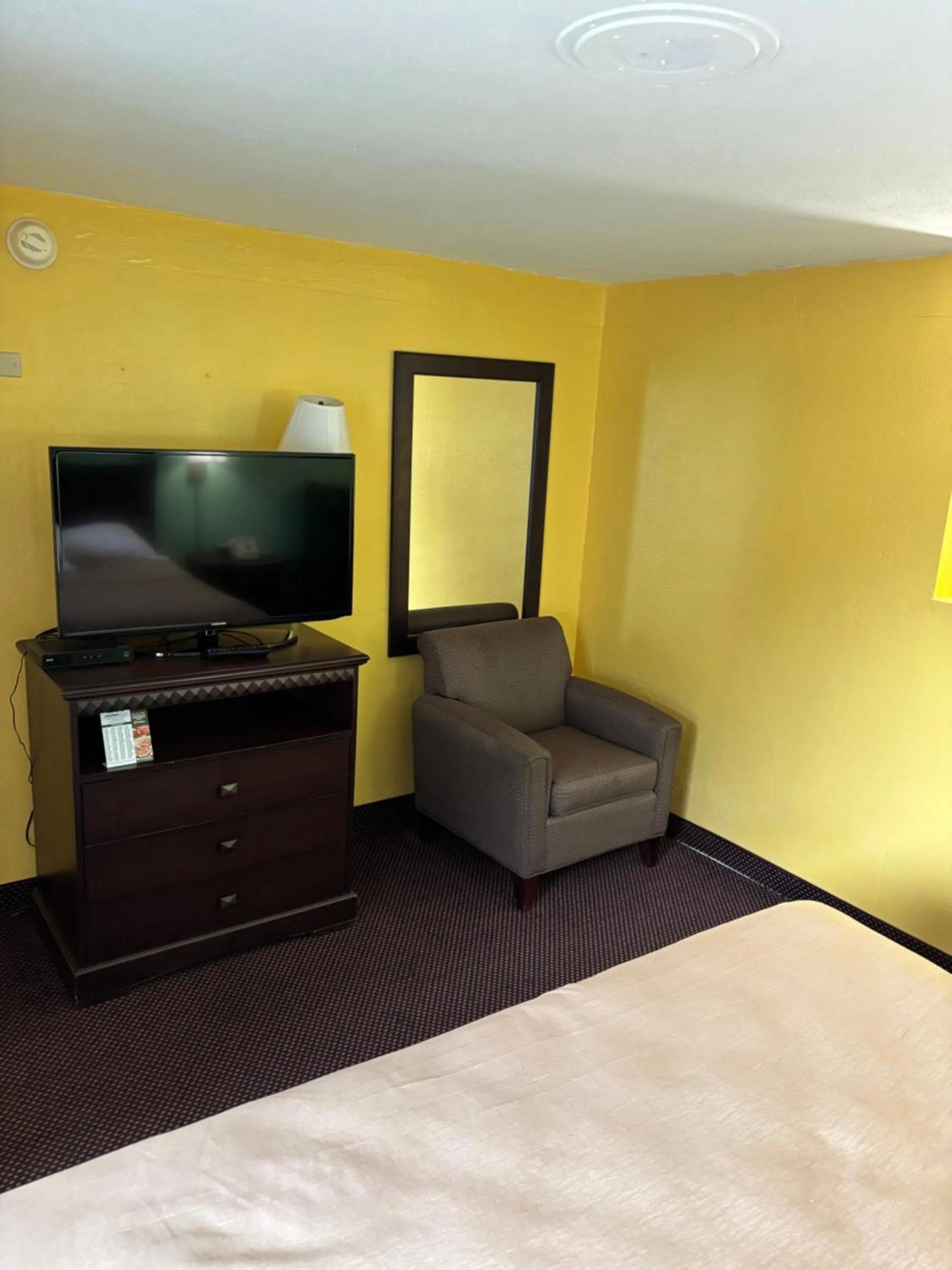 Bed in Budget Host Inn Somerset