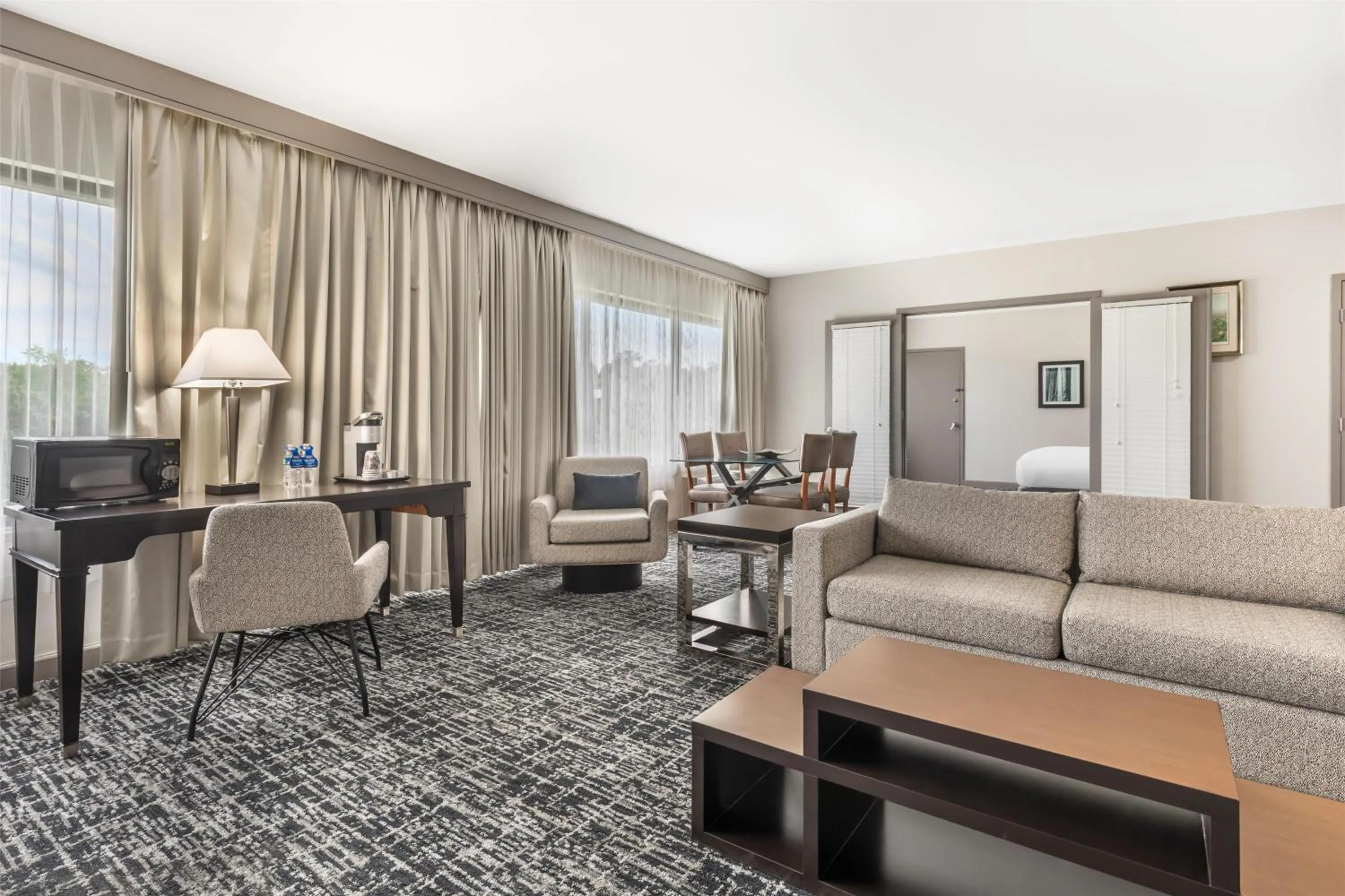 Living room in Doubletree by Hilton Hotel Williamsburg