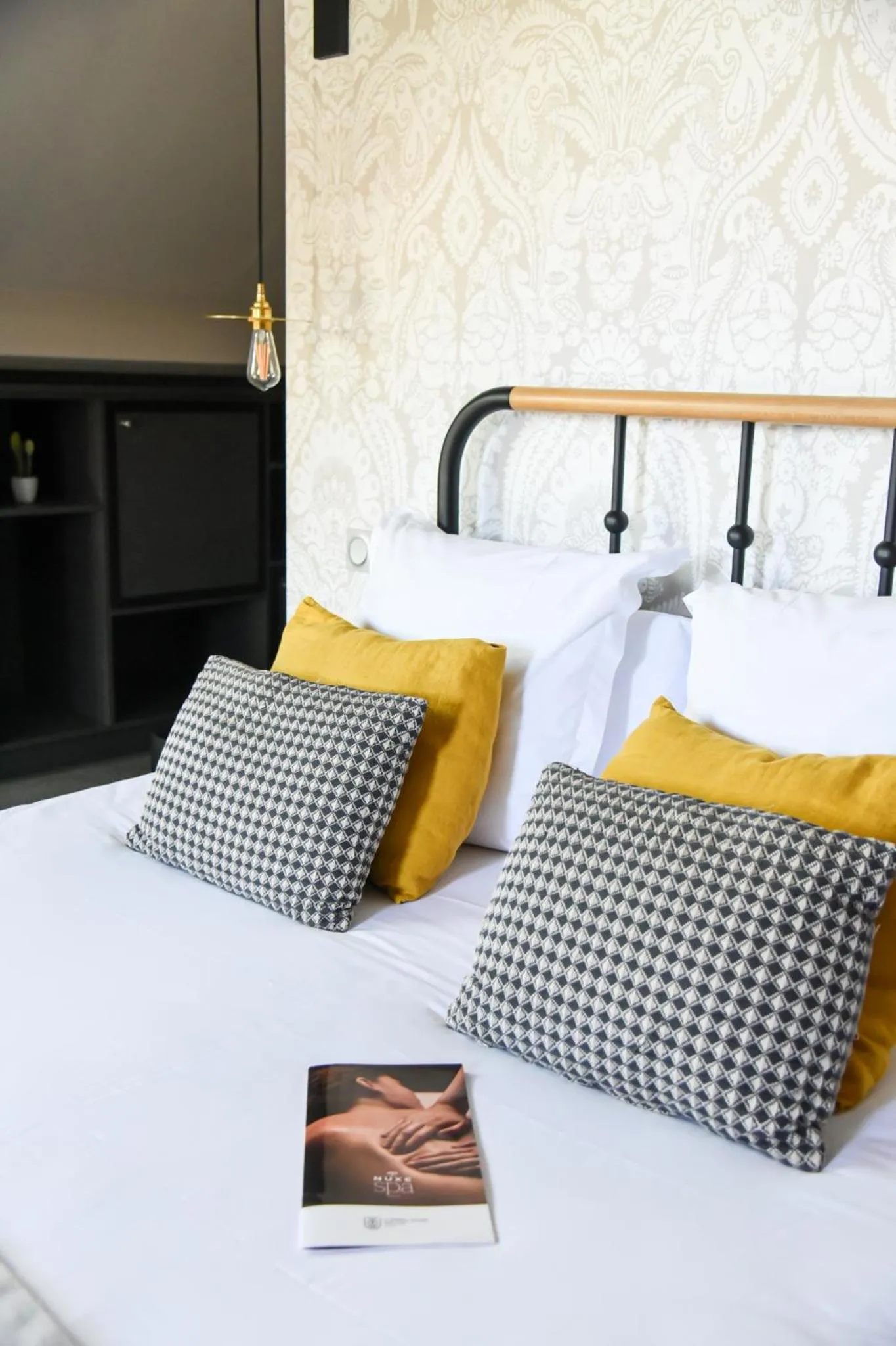 Bed in Le Général d'Elbée Hotel & Spa - Teritoria