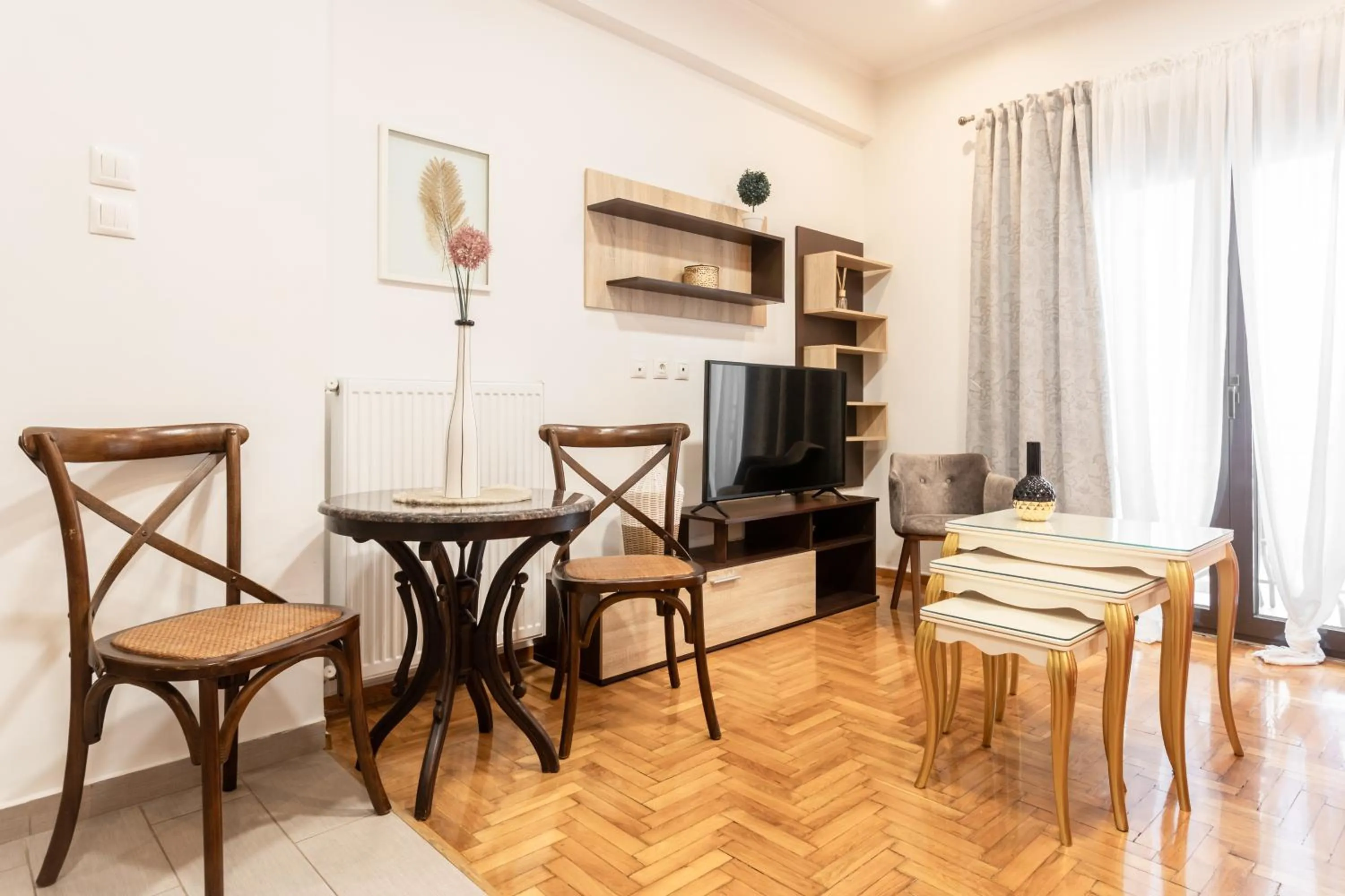 Dining area in Nicholas Point Apartments and Rooms