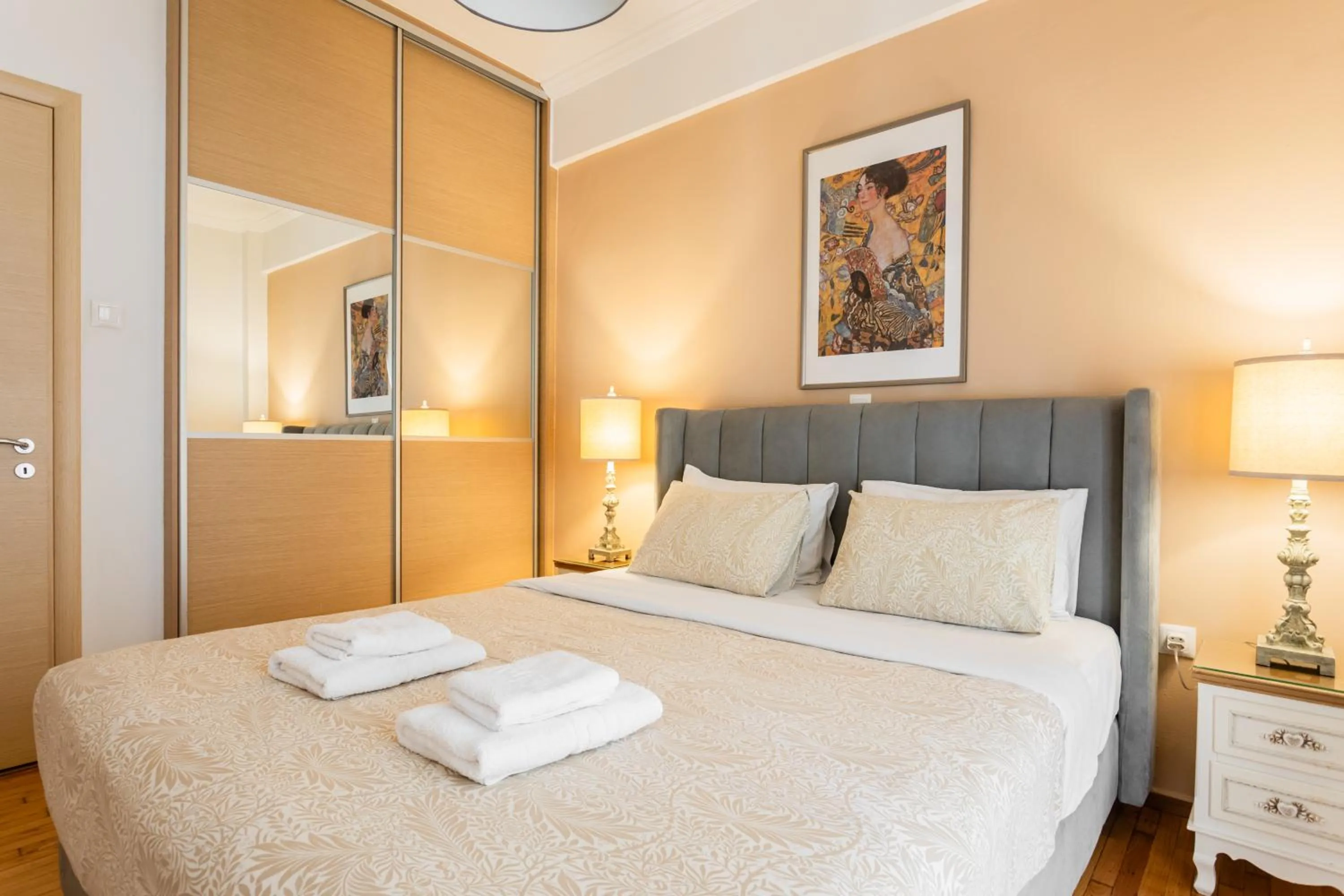 Bed in Nicholas Point Apartments and Rooms