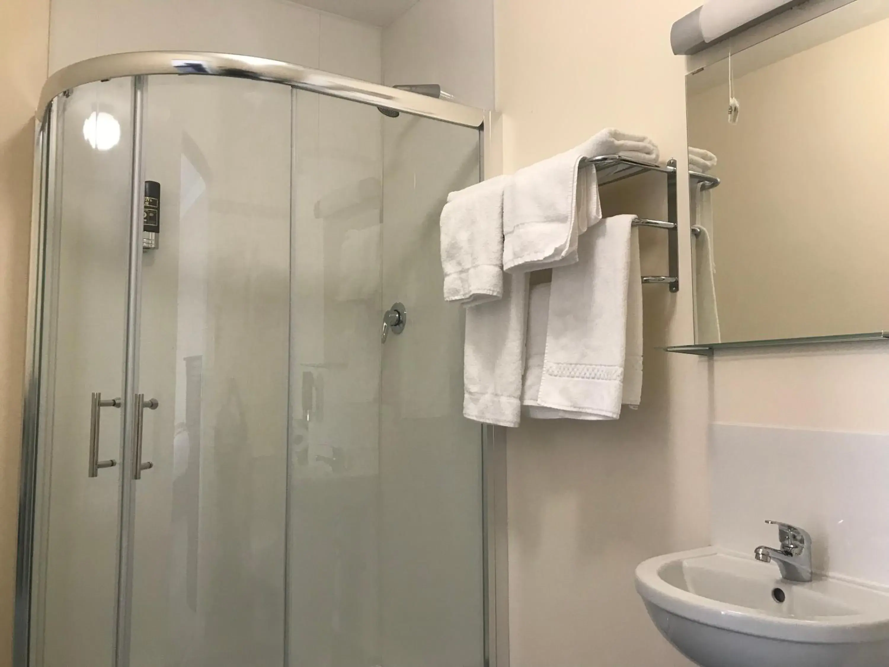 Triple Room with Private Bathroom in The Rooms at The Spout Triple Room with Private Bathroom in The Rooms at The Spout