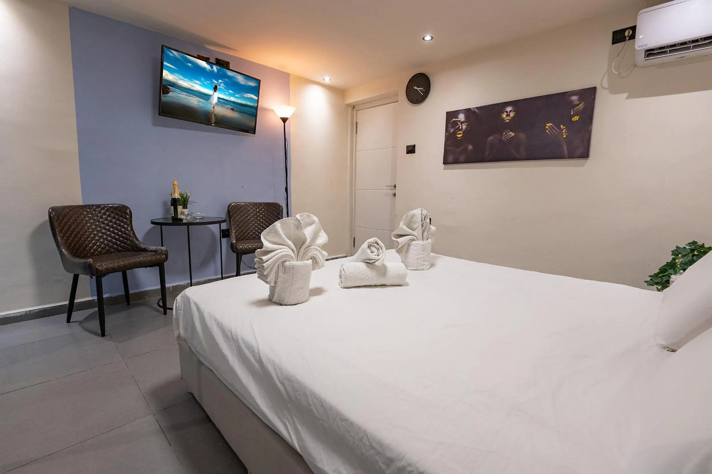 Bed in Lago Suites Hotel