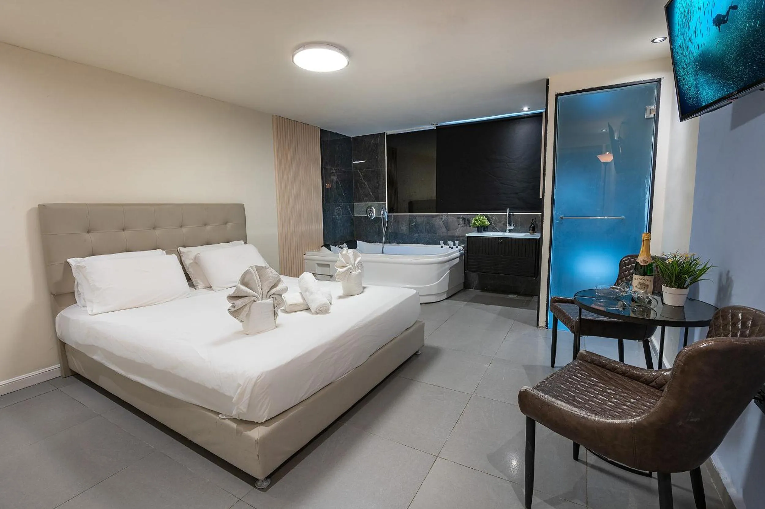 Bed in Lago Suites Hotel