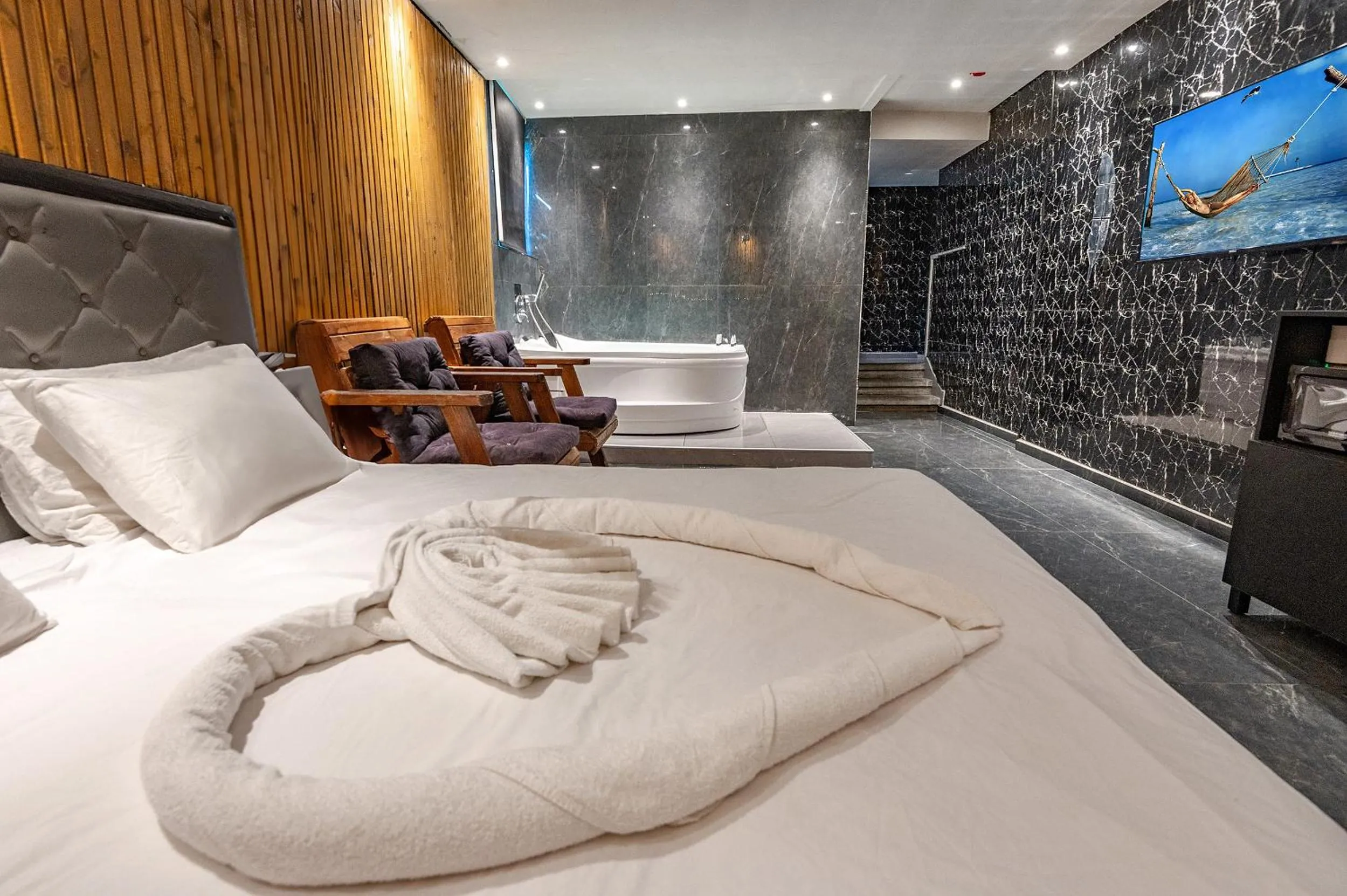 Bed in Lago Suites Hotel