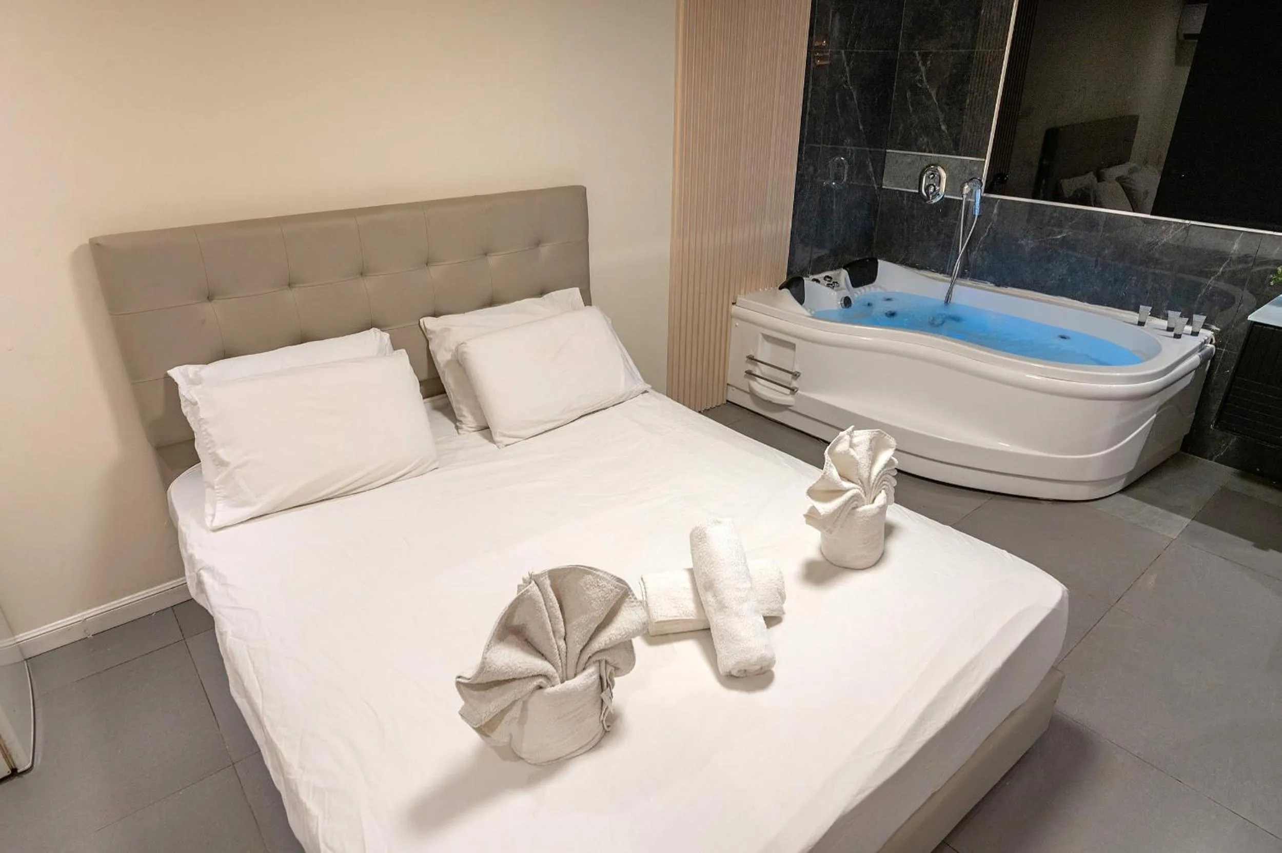 Bed in Lago Suites Hotel