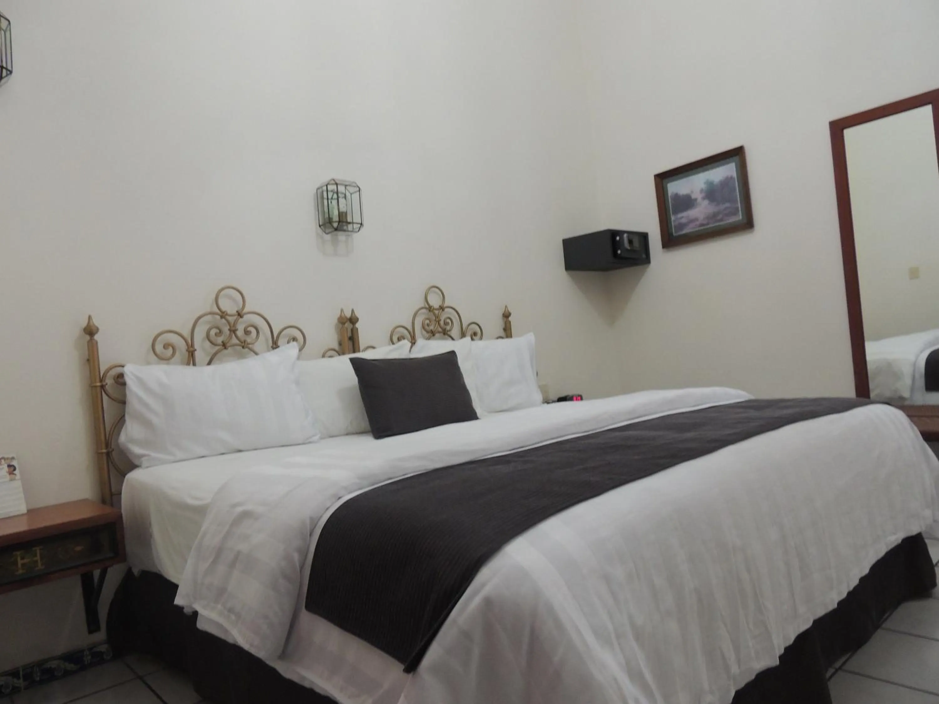 Photo of the whole room, Bed in Hotel Concierge Plaza Colima