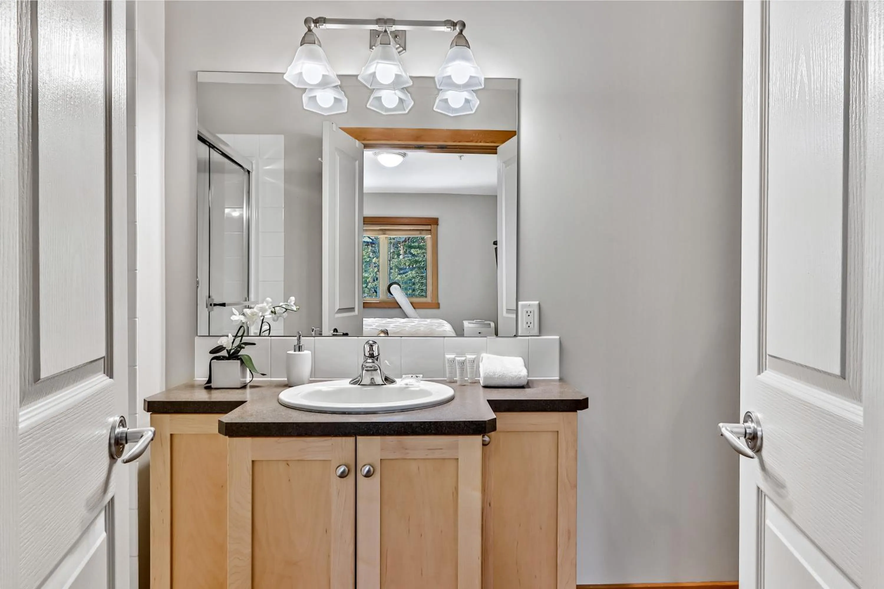 Bathroom in Suites with Pool & Hot tubs managed by Little Sister Getaways