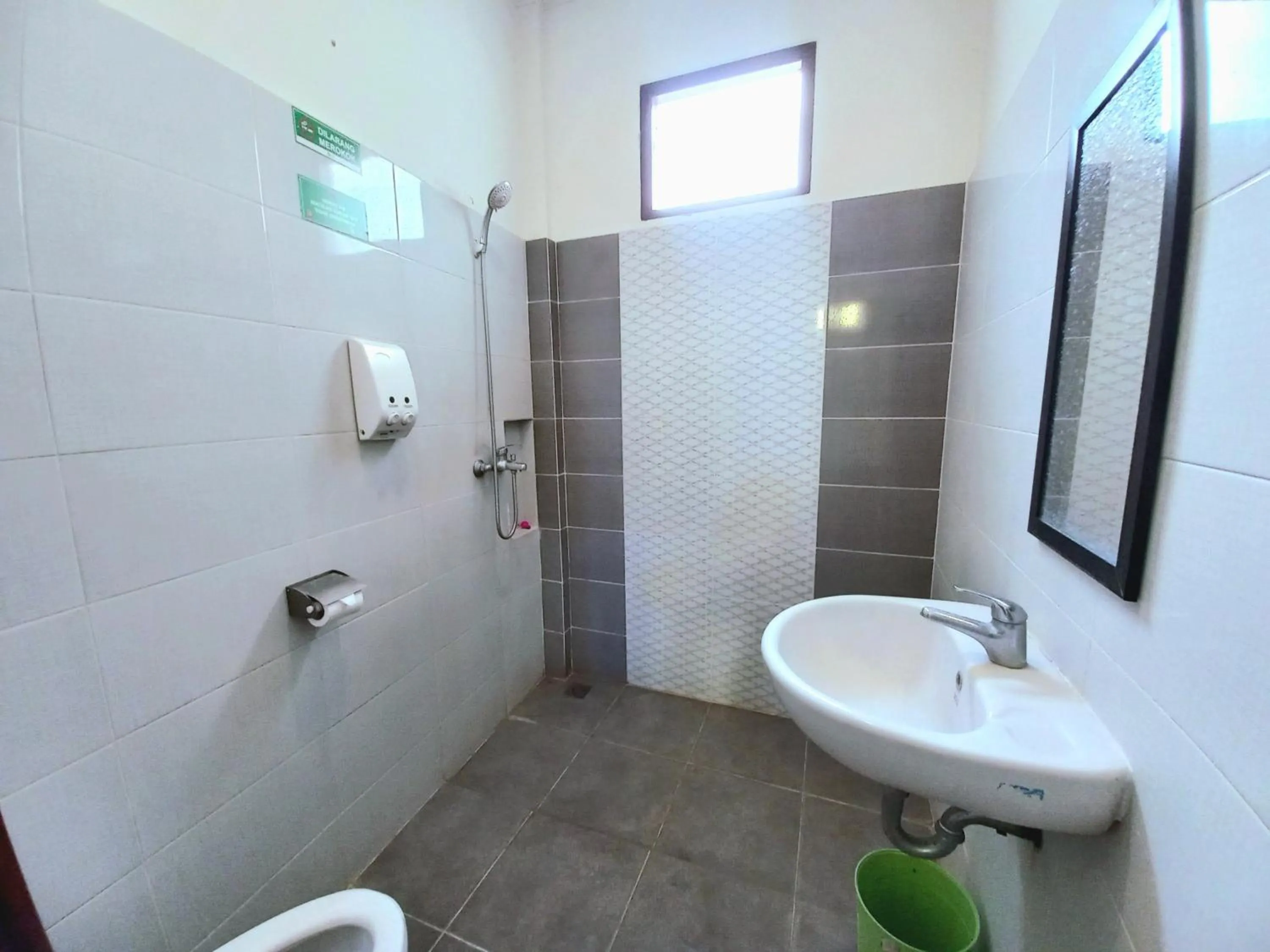 Shower in Homestay Jogja dekat Malioboro by Simply Homy