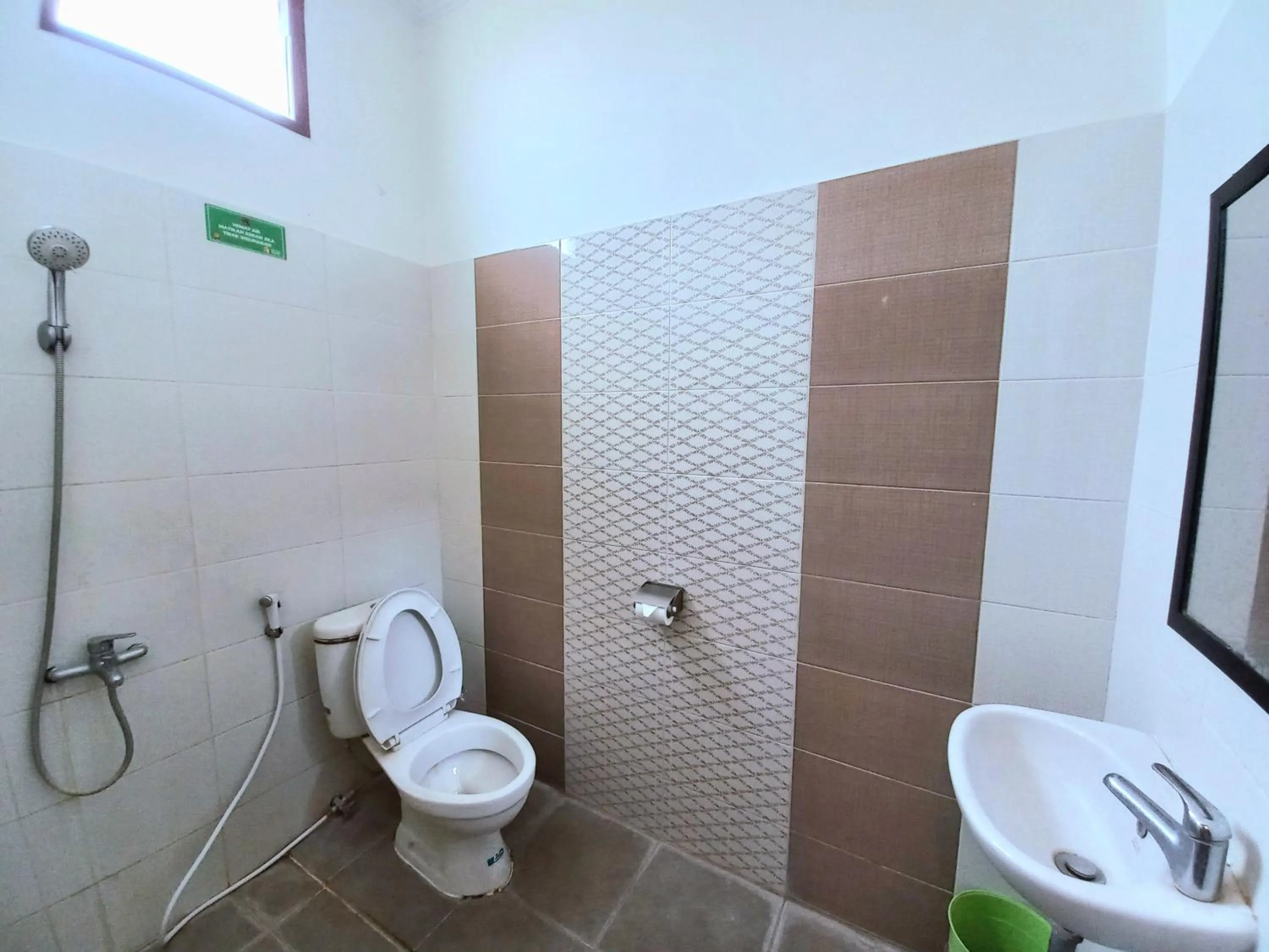 Shower in Homestay Jogja dekat Malioboro by Simply Homy