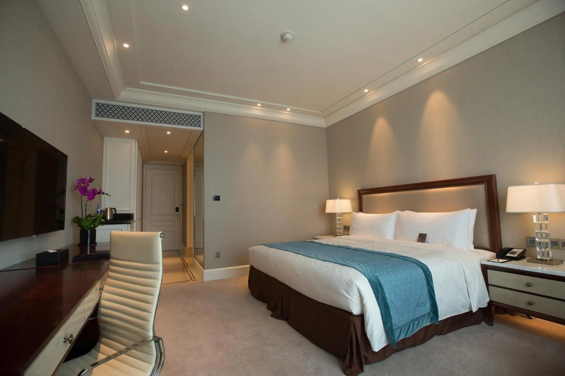 Bed in Jeurong Hotel Shanghai