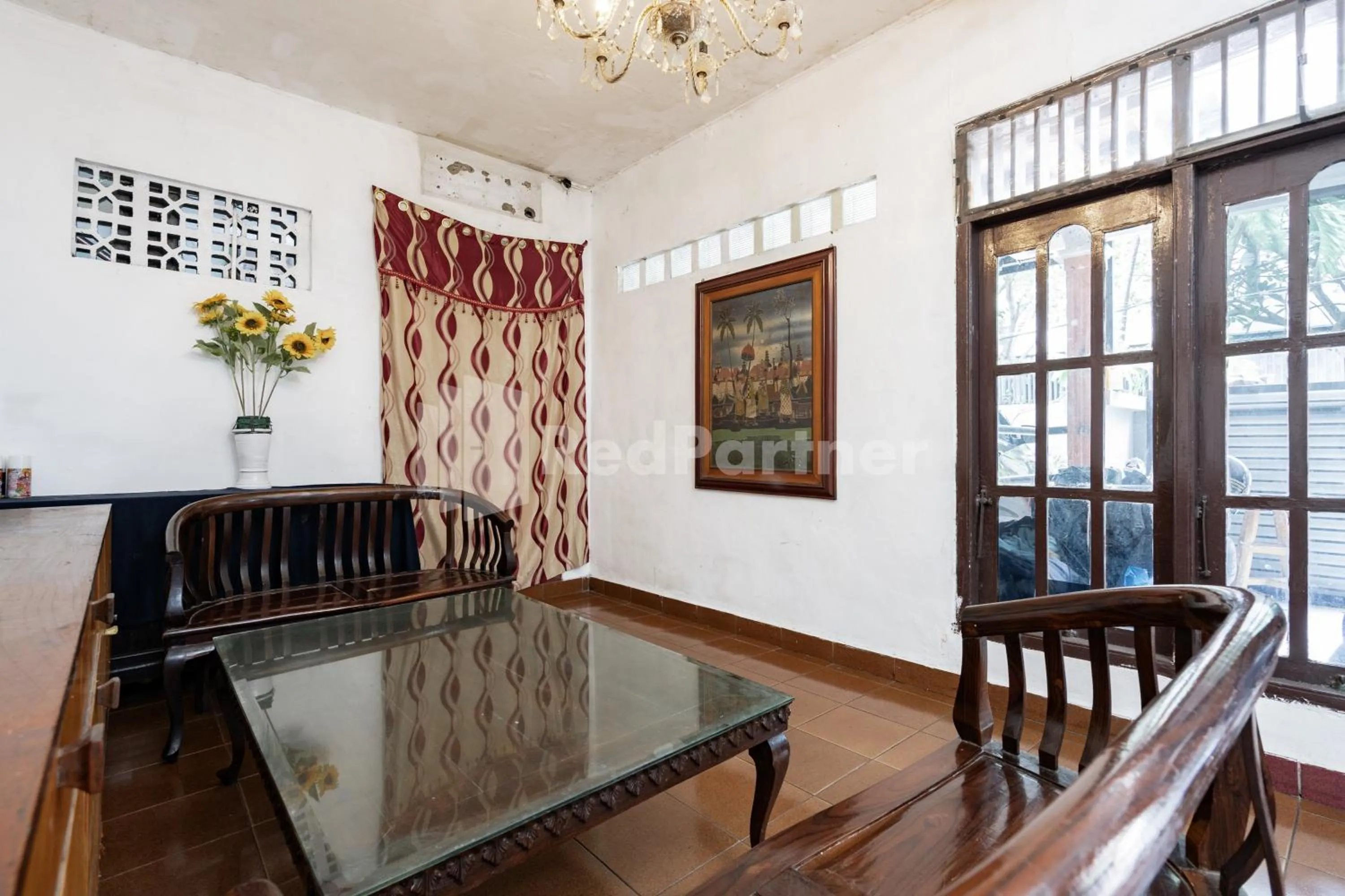 Seating area in Danysa Guest House Jakarta RedPartner