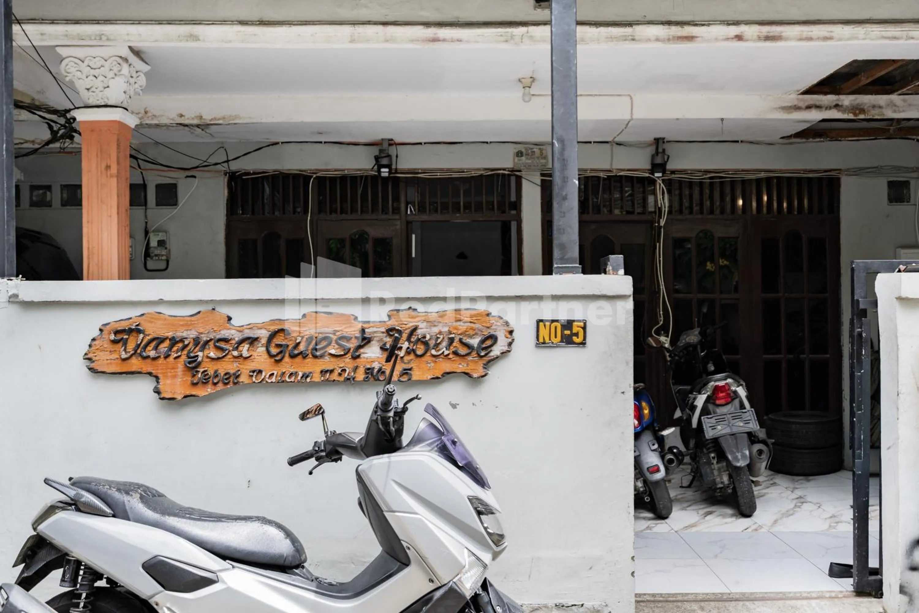 Facade/entrance in Danysa Guest House Jakarta RedPartner