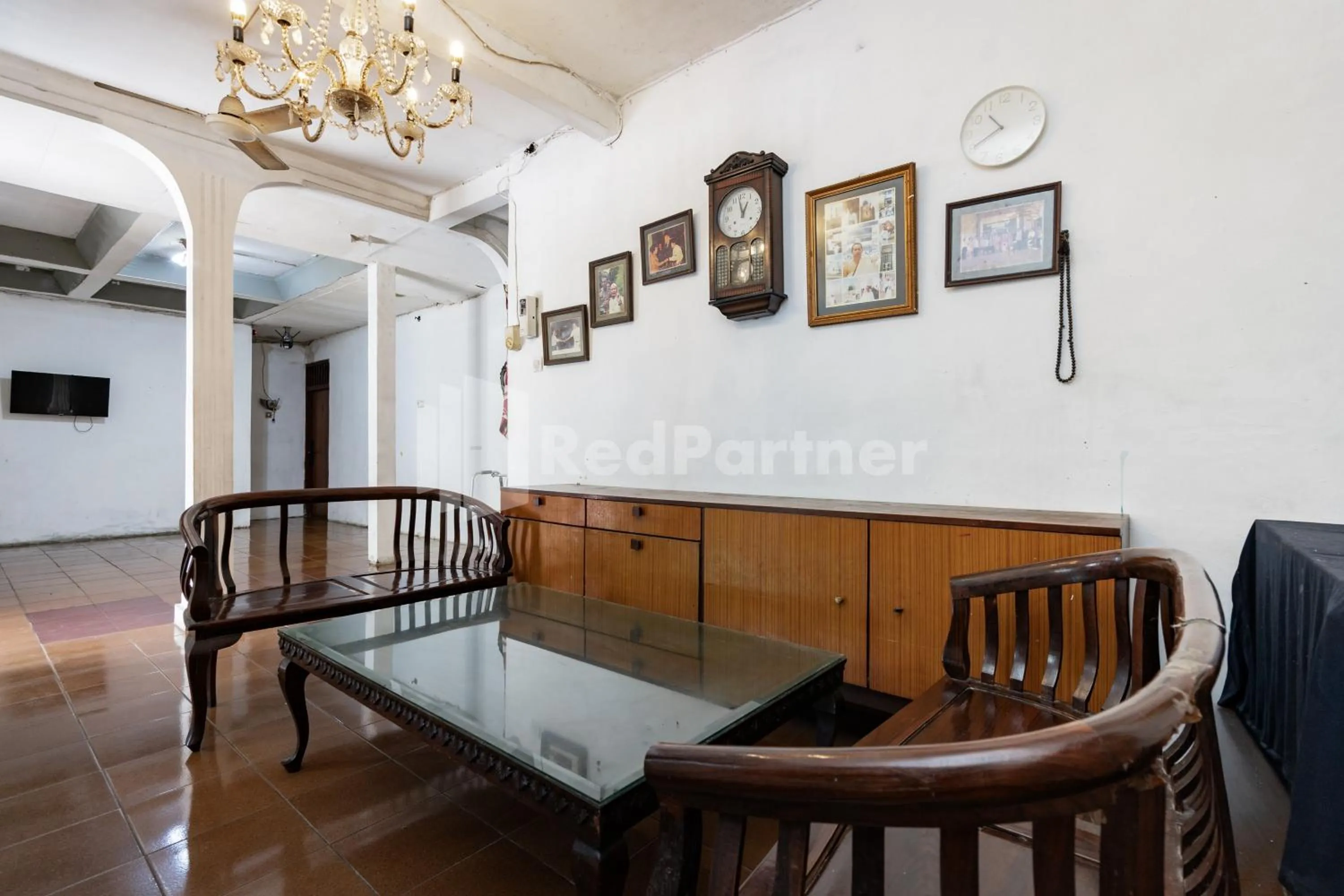 Seating area in Danysa Guest House Jakarta RedPartner