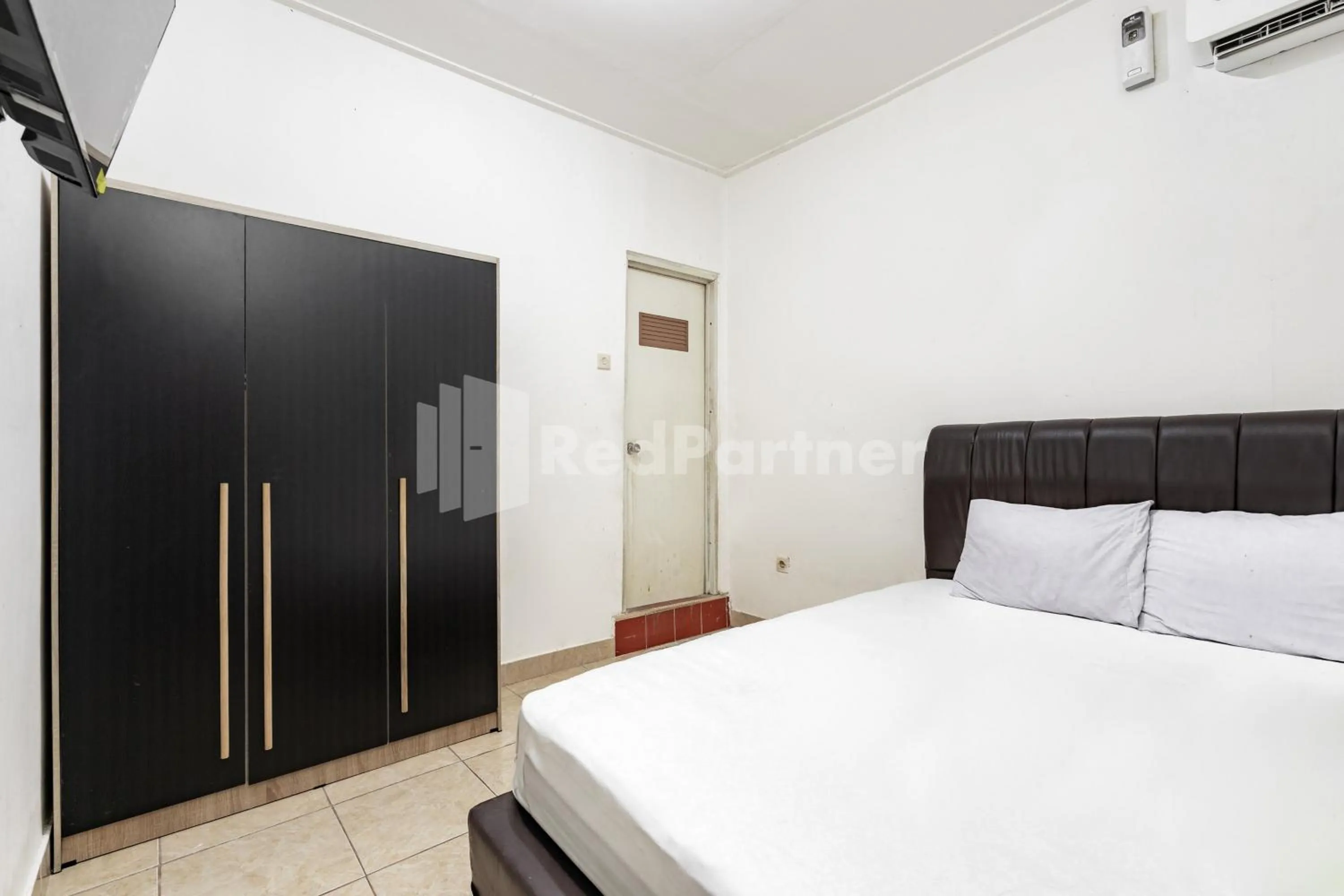 Bedroom, Bed in Danysa Guest House Jakarta RedPartner