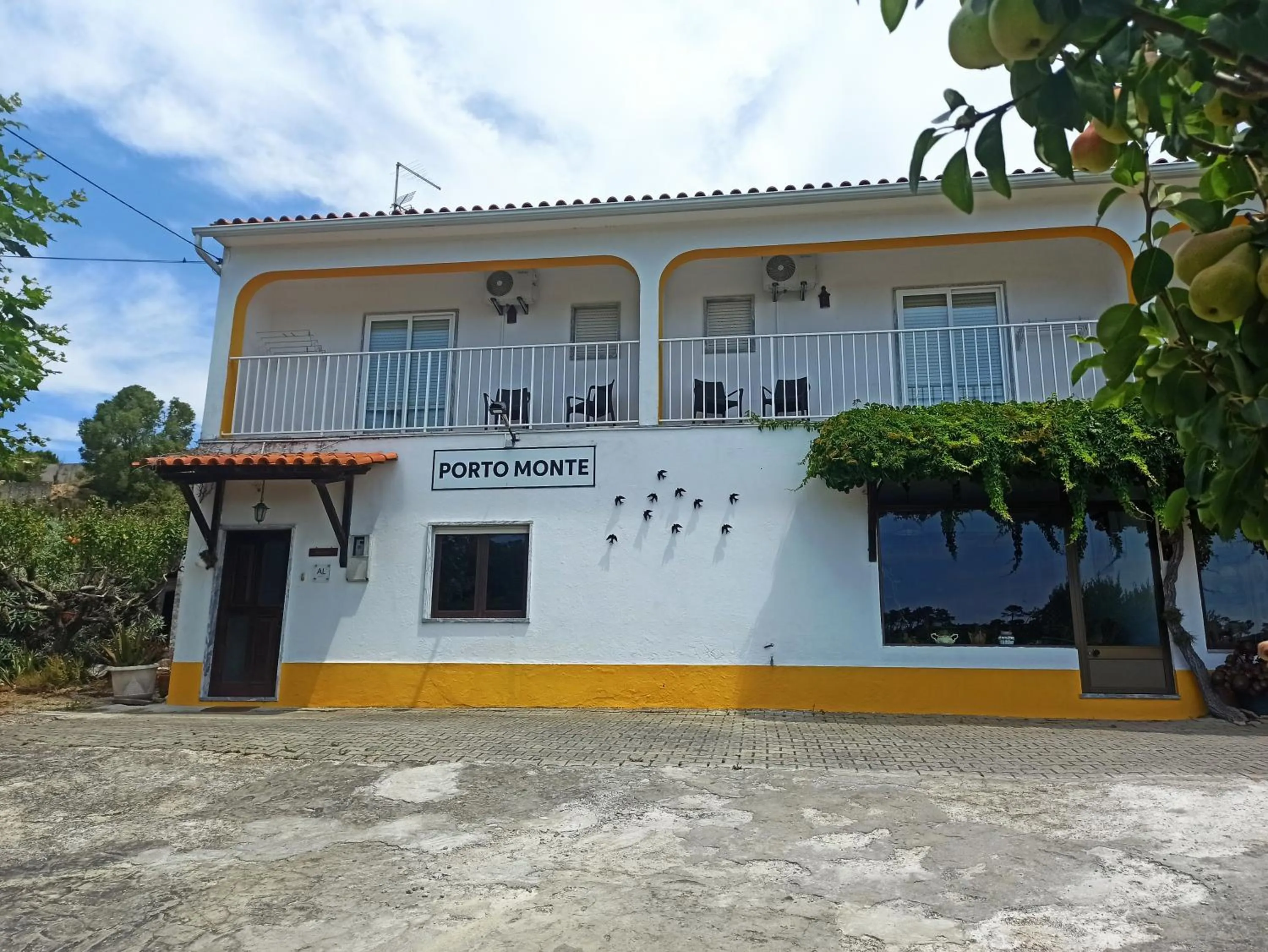 Property building in Porto Monte