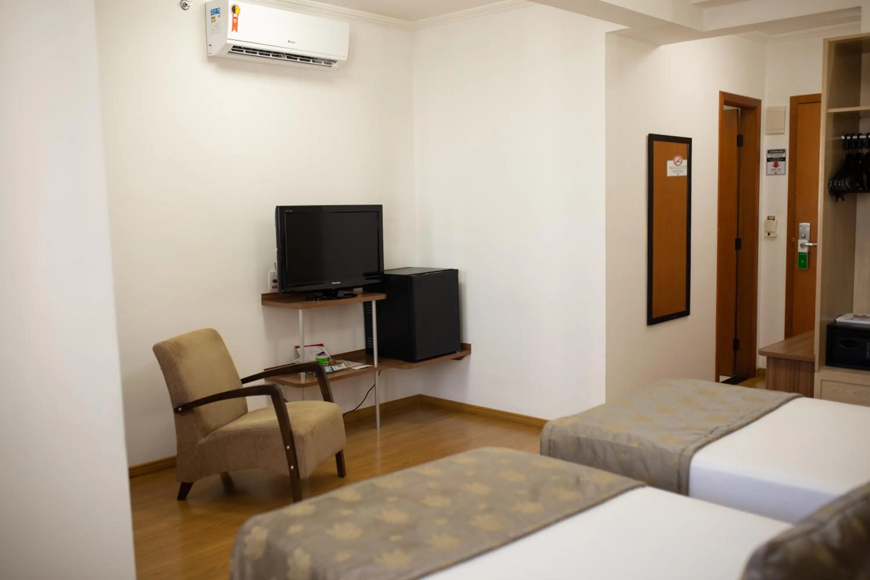 TV and multimedia, Bed in Faro Hotel São José dos Campos