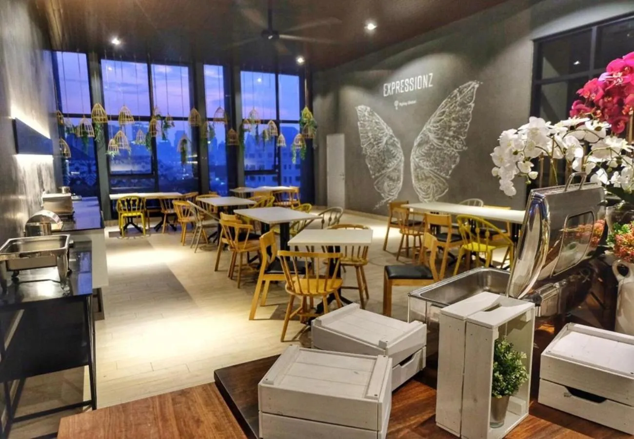 Restaurant/places to eat in Expressionz 48th floor Sky Pool