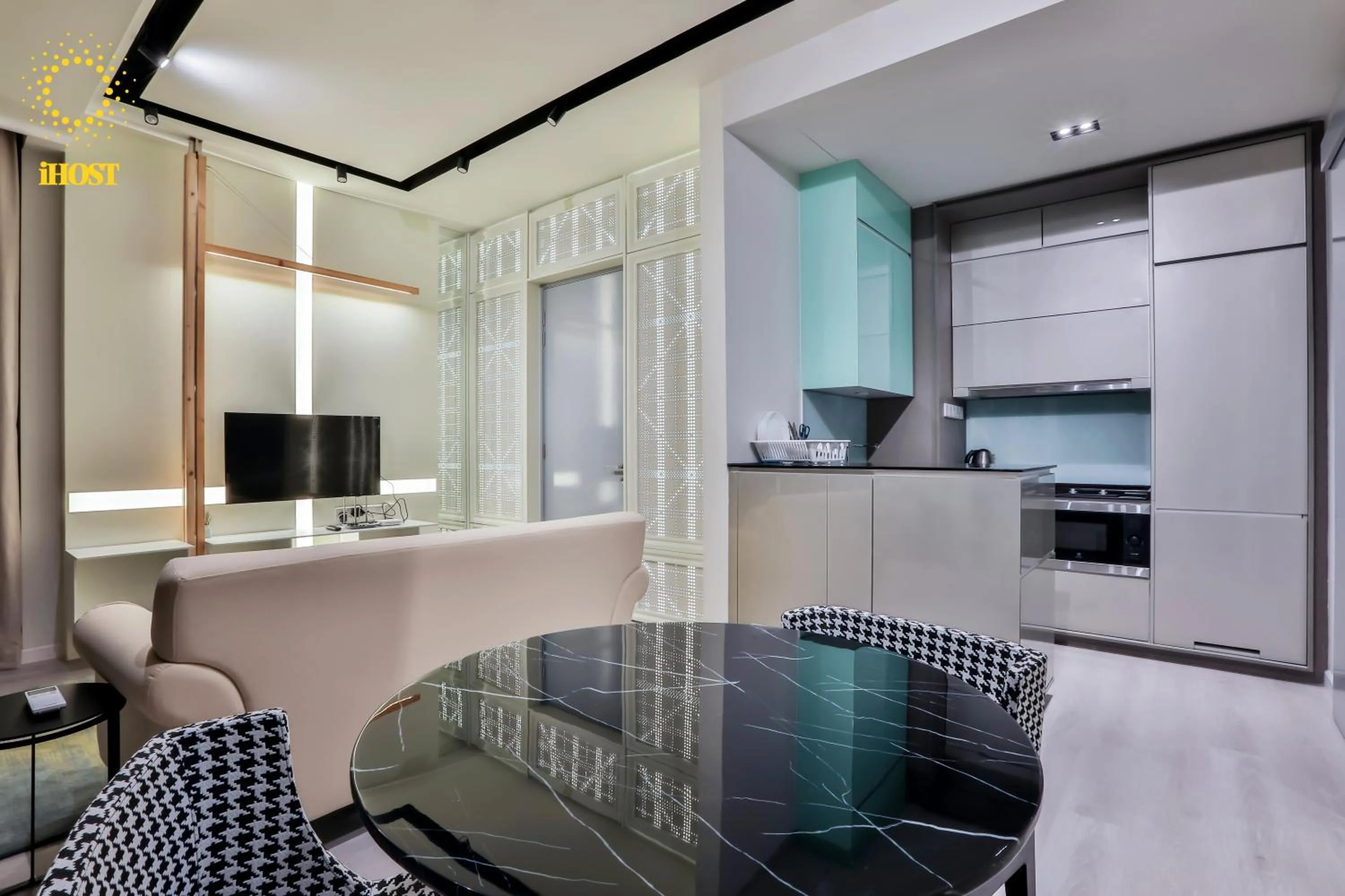 Dining area in Expressionz 48th floor Sky Pool