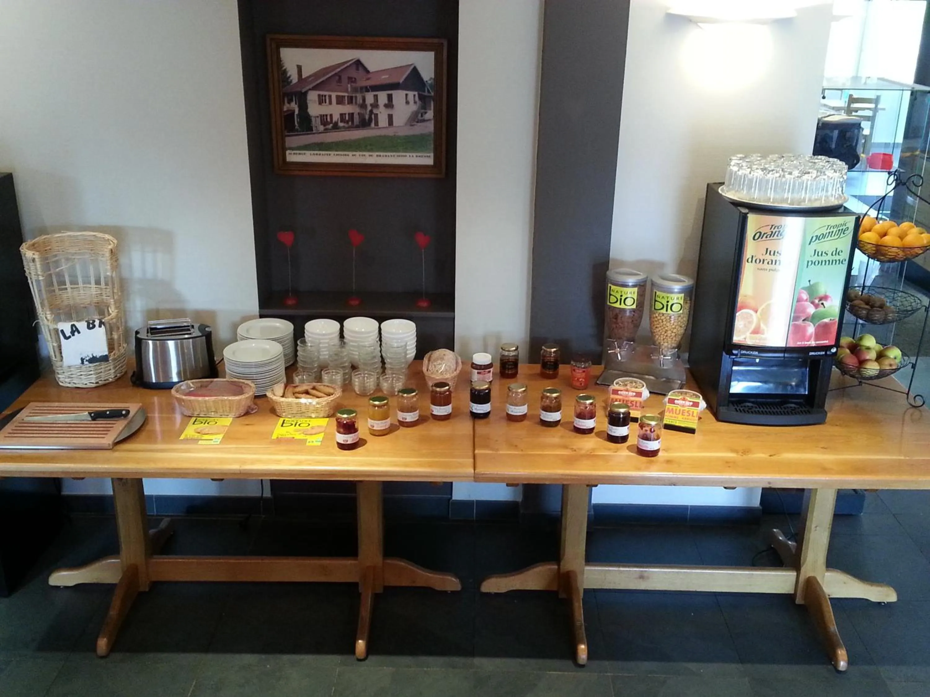 Buffet breakfast in Le Brabant Bar-Hôtel-Restaurant