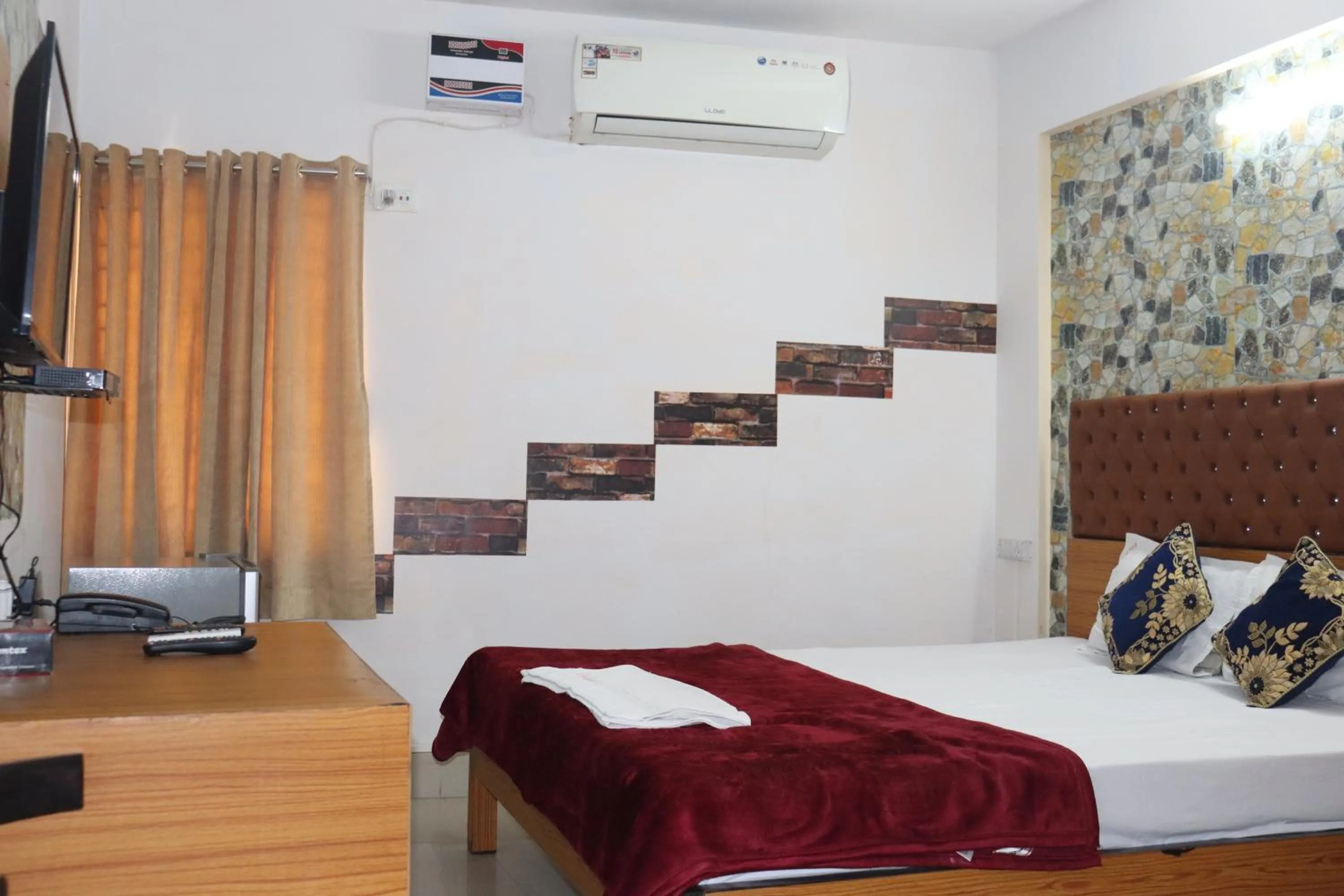 Bed in The Salvation Army RED SHIELD GUEST HOUSE