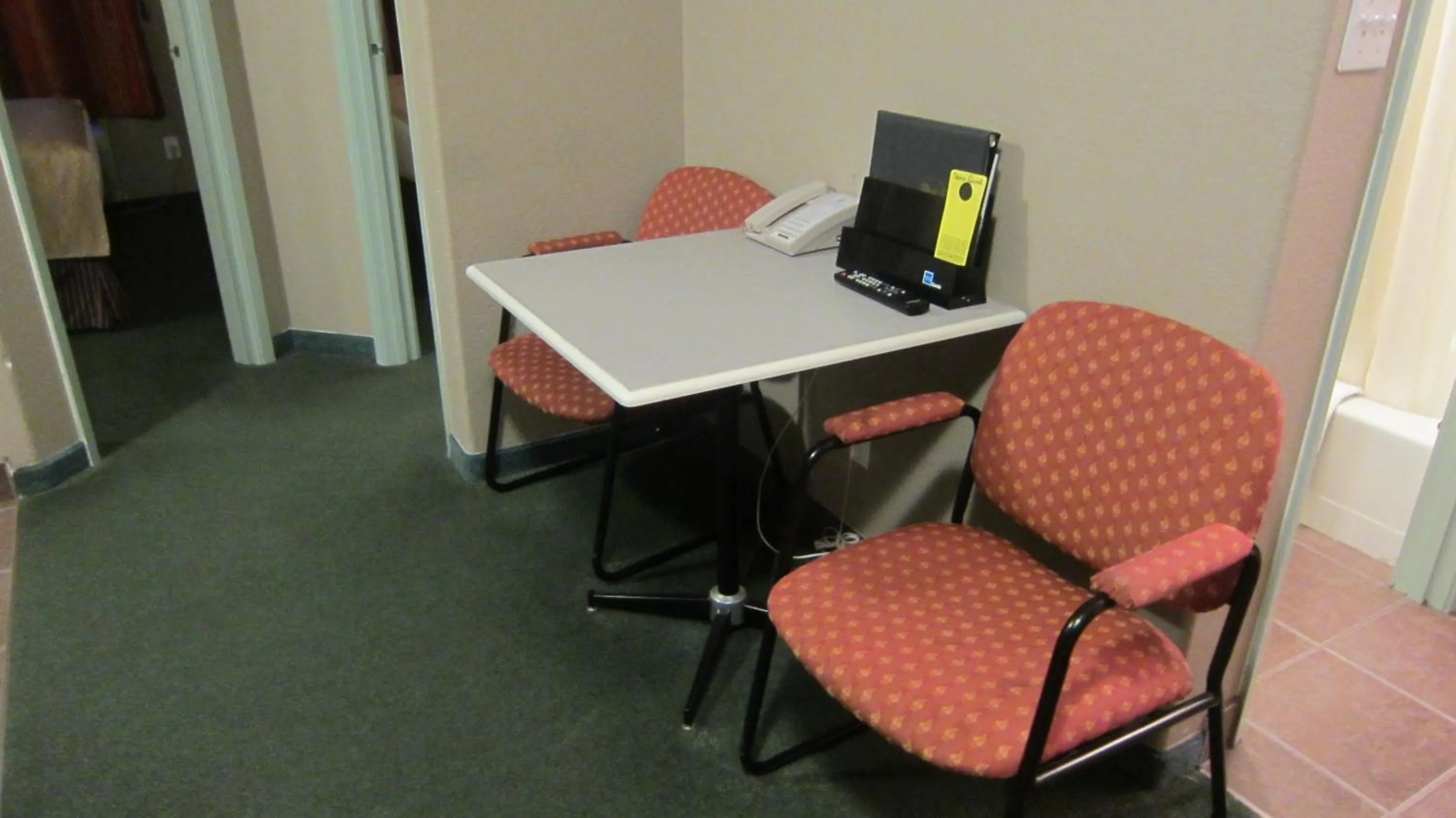 Dining area in Super 8 by Wyndham Revelstoke BC