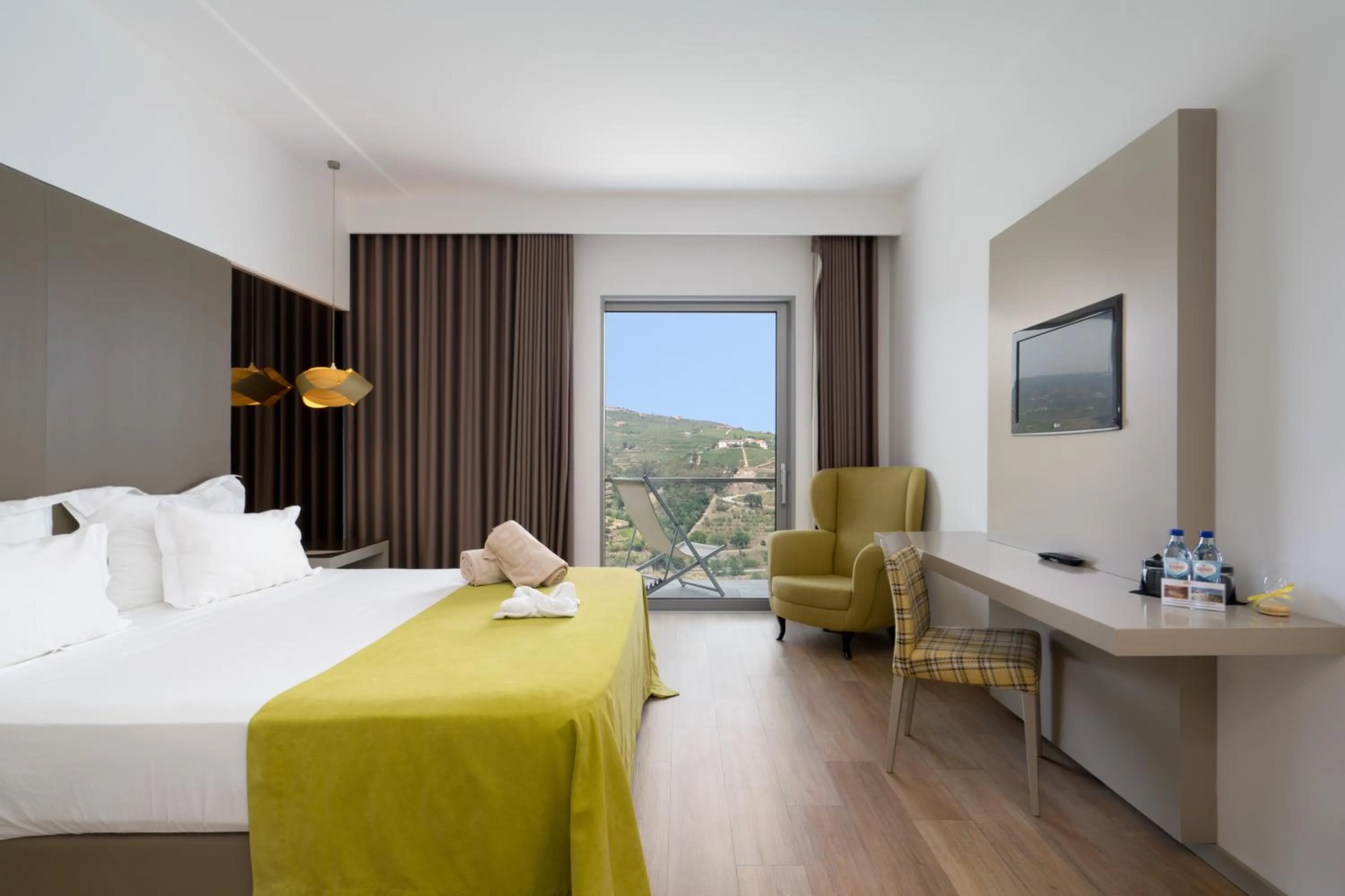Bed in Delfim Douro Hotel