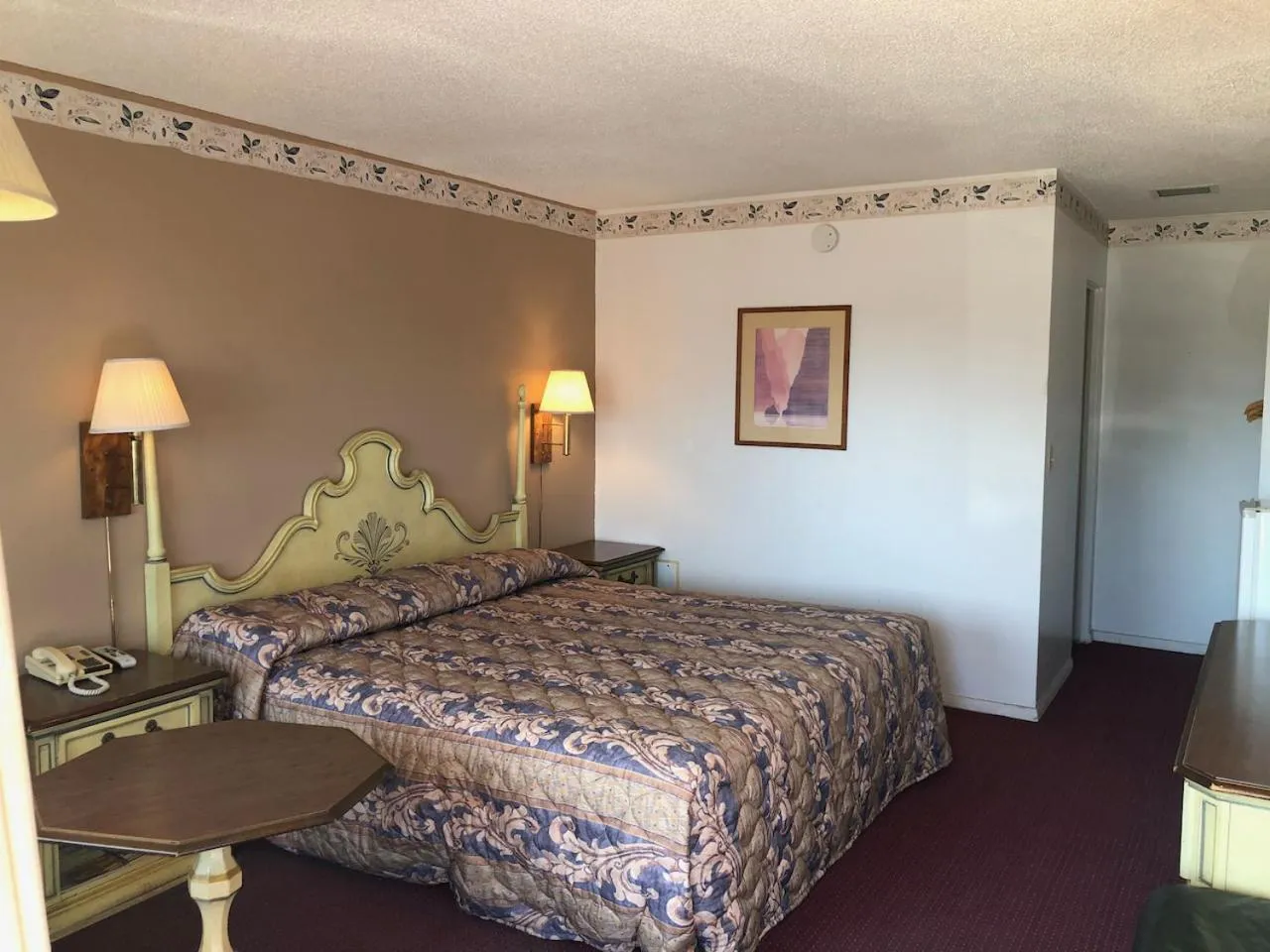 Bed in Ambassy Motel