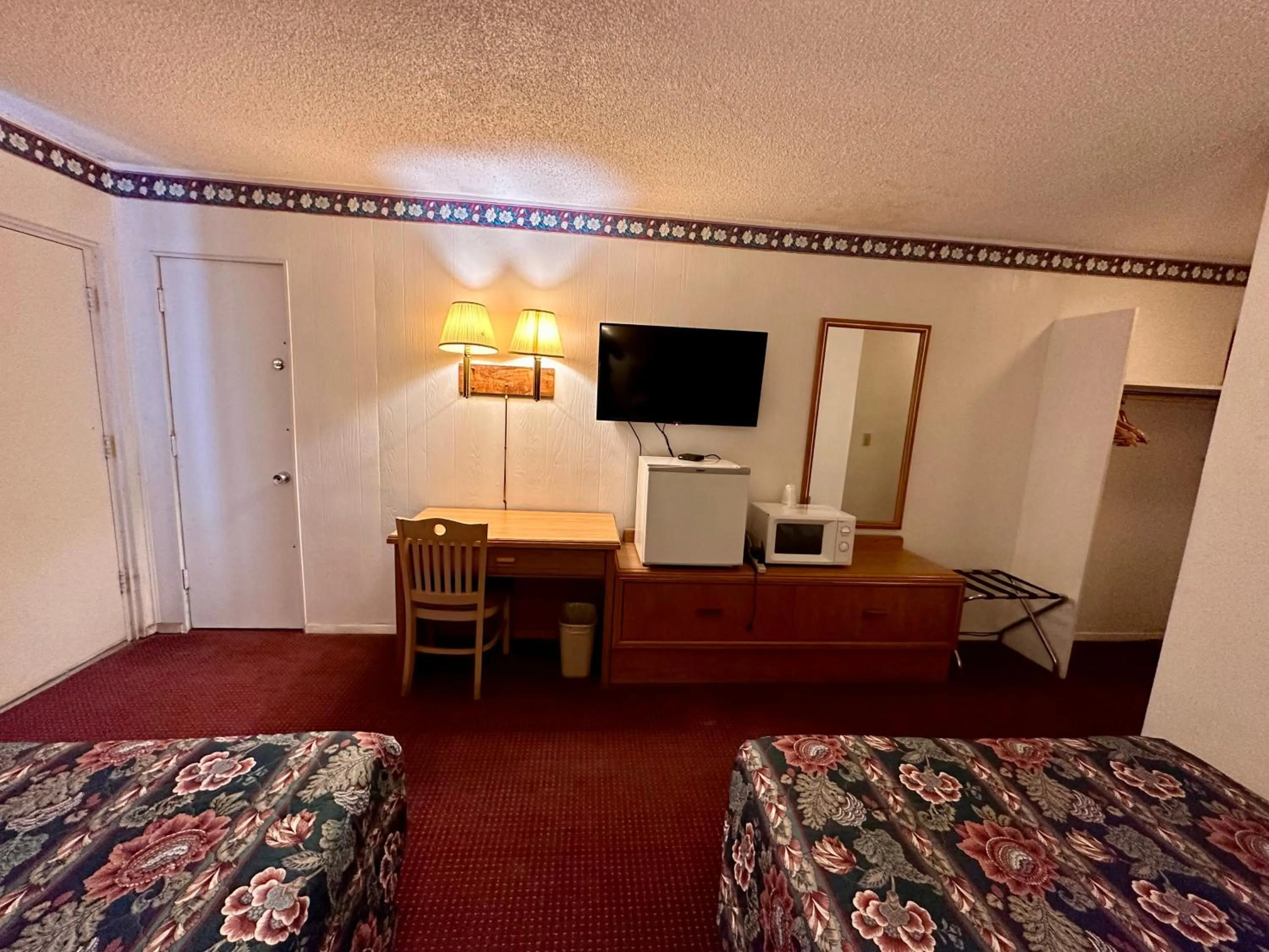 Bed, TV/Entertainment Center in Ambassy Motel