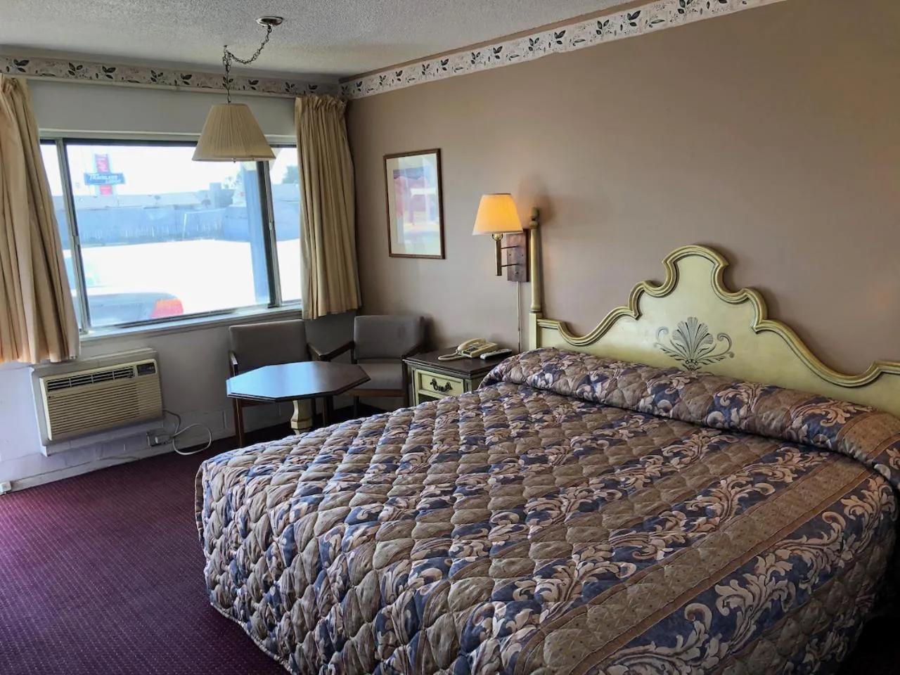 Bed in Ambassy Motel