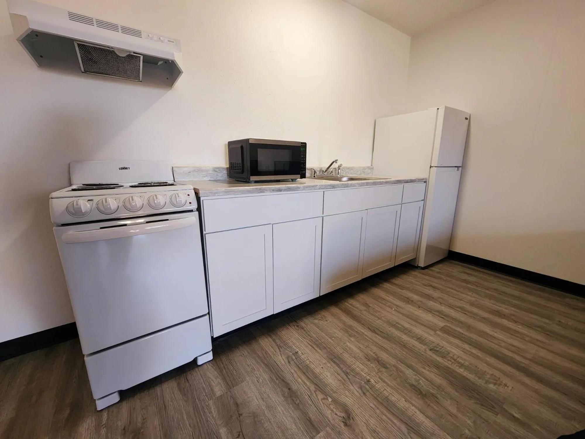 Kitchen or kitchenette in The Hastings Inn Salina