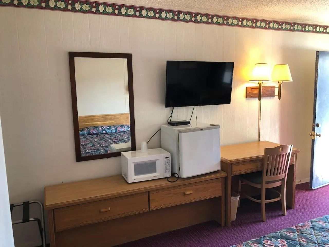 TV and multimedia, TV/Entertainment Center in Ambassy Motel